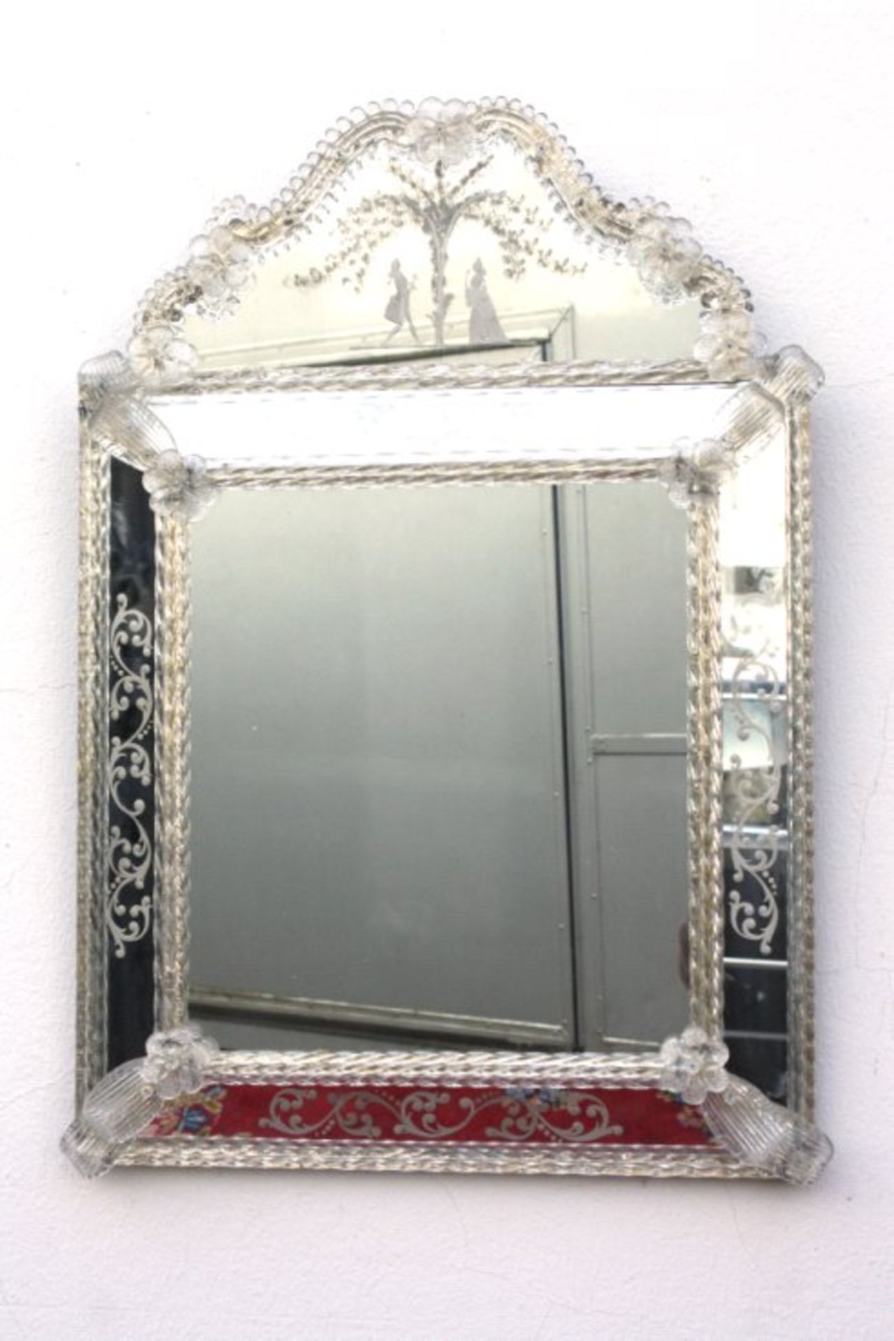 Murano Spiegel 20. Jh.viereckige form mit Bekrönung, geschliffenes und graviertesGlas, Rahmung aus