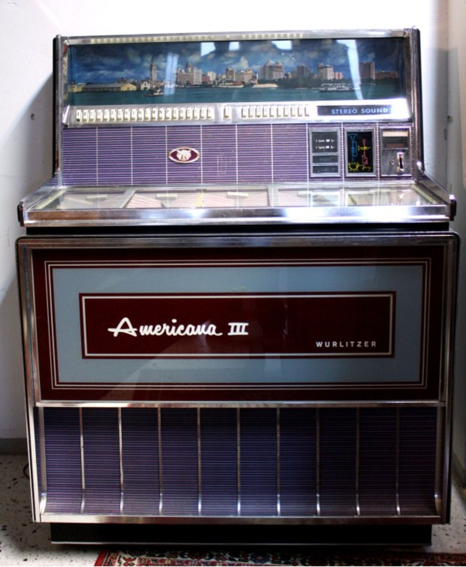 Wurlitzer Musikbox Americana IIIaus den 70er Jahren, nicht funktionsfähig, mitSchallplatten, ca.