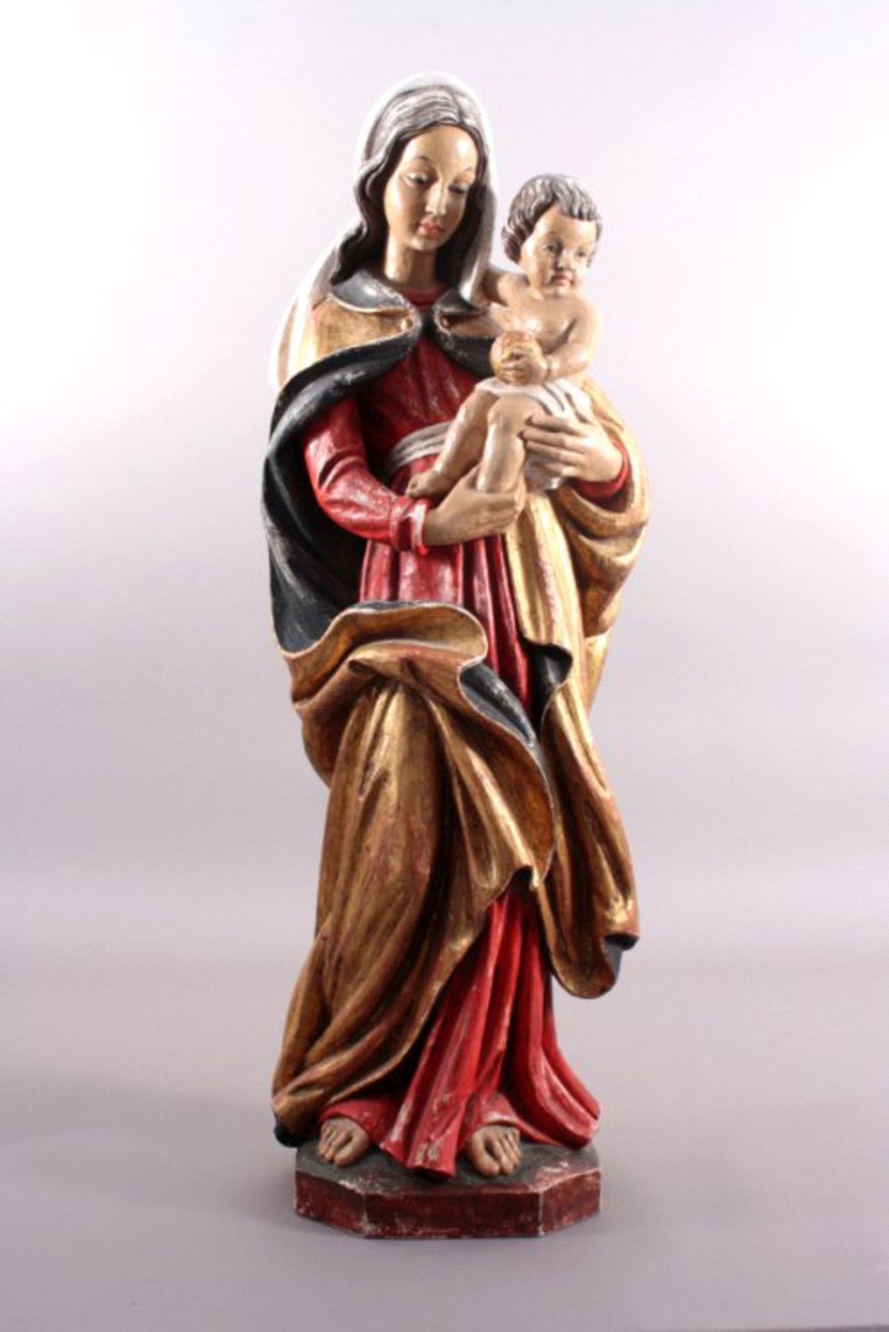 Holzskulptur Madonna mit KindSüdtirol 2. Hälfte 20. Jh., Holz geschnitzt, Farb- undGoldfassung,