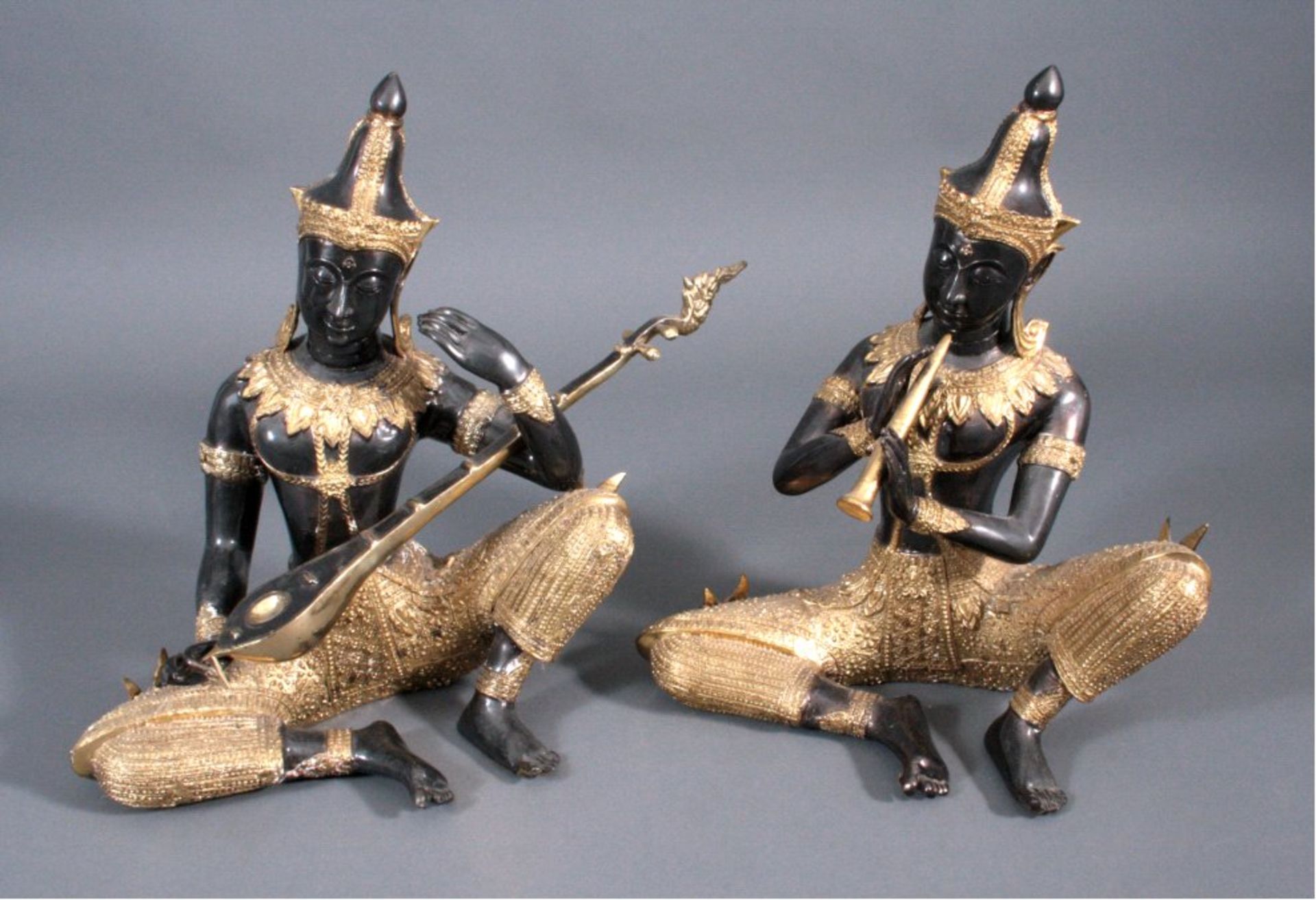 Paar musizierende Tempelwächter, Thailand 20 Jh.Bronze, ca. H-38 cm  Mindestpreis: 100 EUR