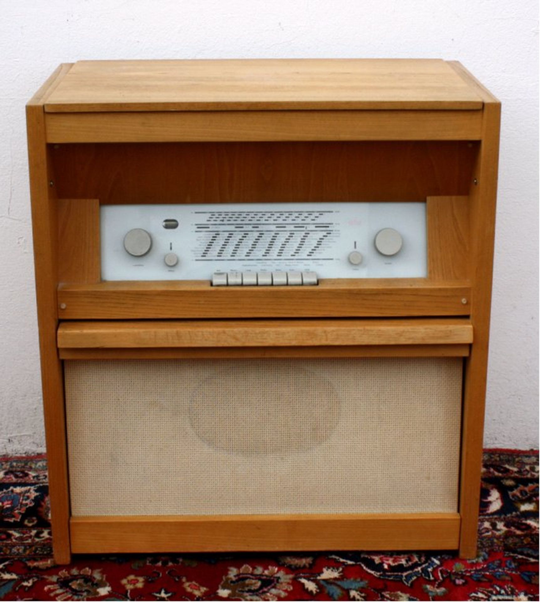 Braun Radio-Phono-Kombination Musiktruhe Super RC 60Frankfurt 1955-57, Nussbaum. Langwelle,
