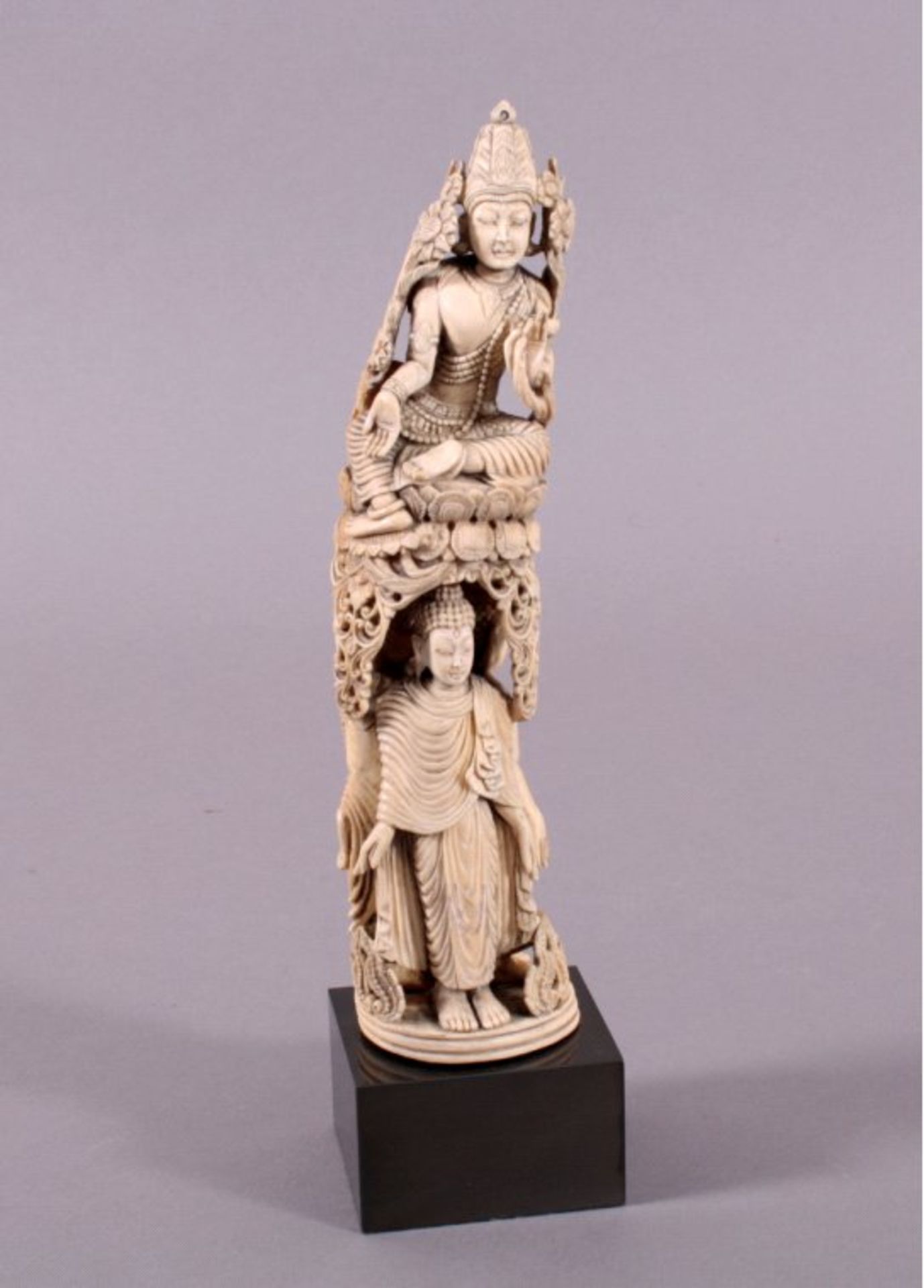 Elfenbein-Skulptur, Südostasien 18./19. Jh.meisterhafte, figürliche Schnitzarbeit, bekrönend sieht