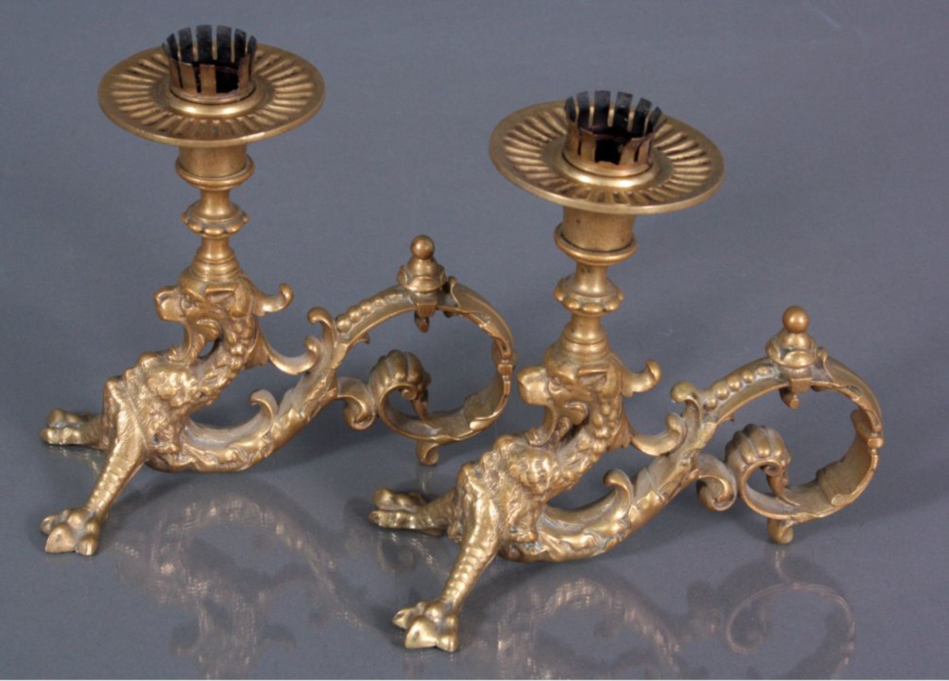 Paar Figürliche KerzenhalterChina, 20. Jh., Bronze gegossen. Drachenfiguren, ca.