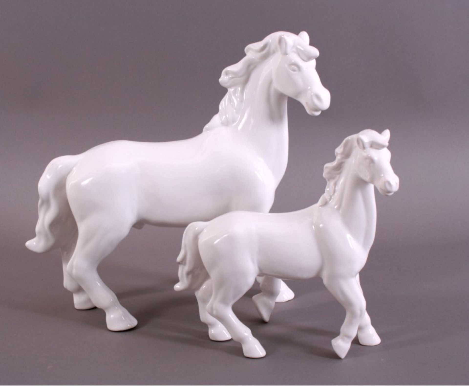 Dekorative Pferde Figuren, um 1920Porzellan weiß glasierte Figuren, ca. 22x23/29x33