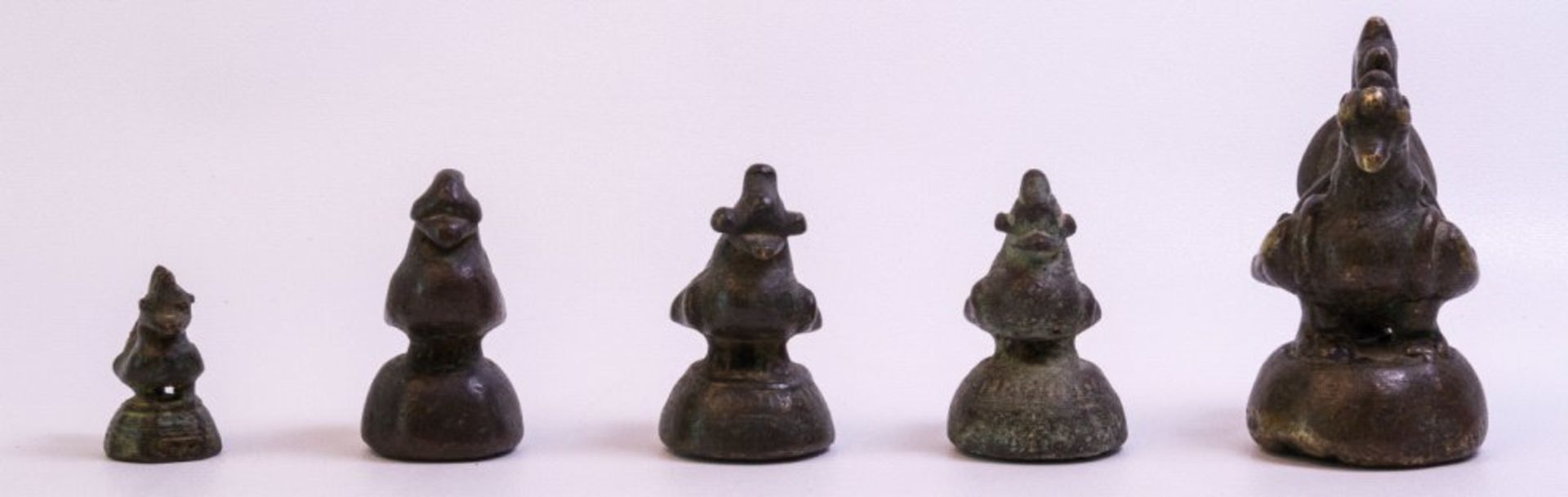 5 Opiumgewichte, Burma 17./18. Jh.Bronze, in Hühnerform, ca. H-3,5 bis 9 cmMindestpreis: 220 EUR