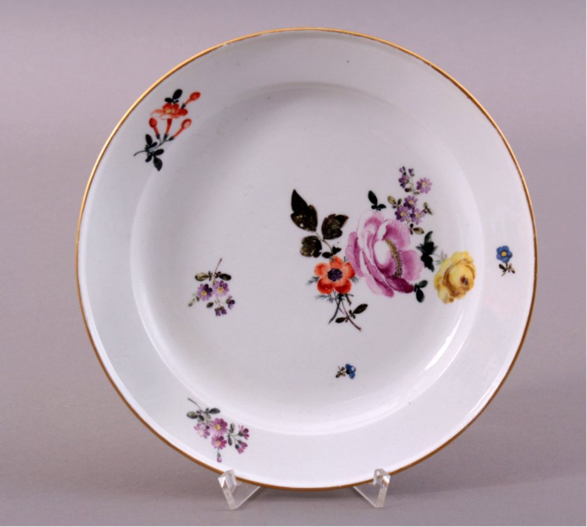 Teller, Meissen um 1765-70Porzellan, polychromes Blütenbouquet und Streublüten,Goldrand, ca. D-22