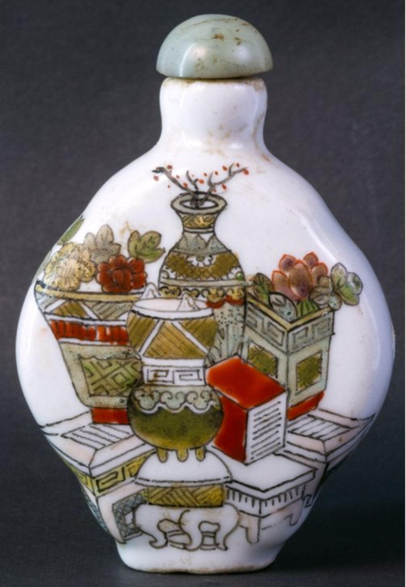 Snuff-Bootle aus Porzellan, China 19. Jh.auf der Vorderseite mit Bemalung von Vasen und Hocker,