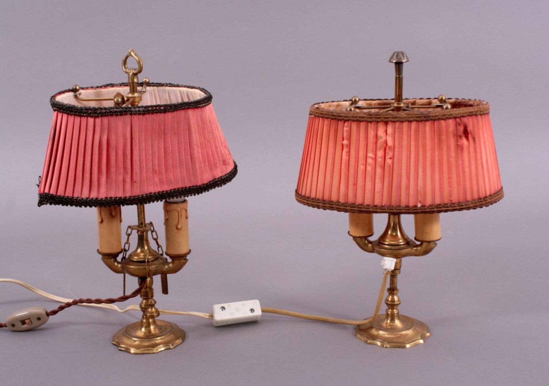 Paar Tischlampen 1. Hälfte 20. Jh.Messinggestell, 2-flammig, bei einer Lampe fehlt