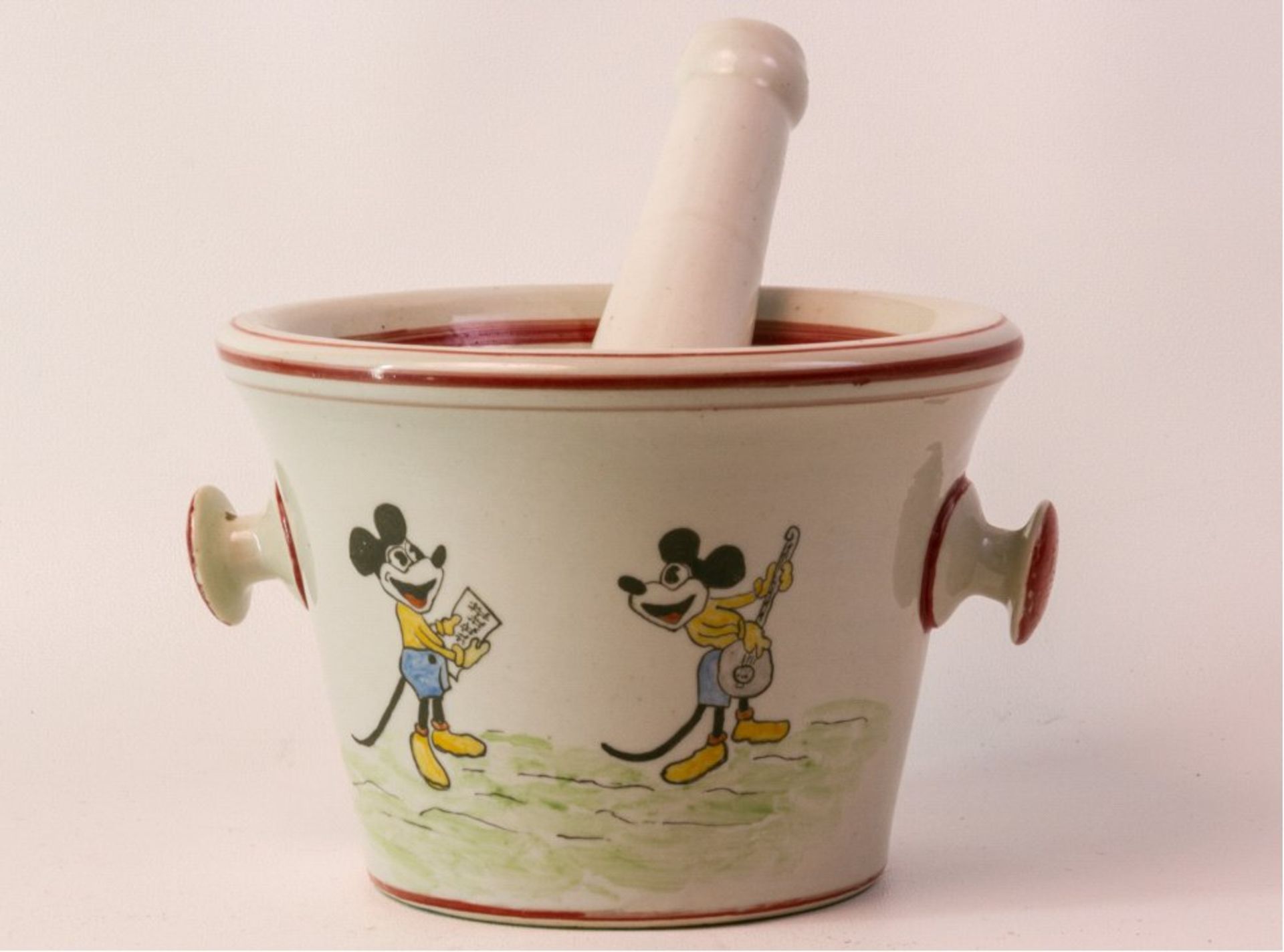 Mörser mit Pistill 1. Hälfte 20. Jh.Porzellan, umlaufend polychrome Mickey Mouse Bemalung,ungemarkt,