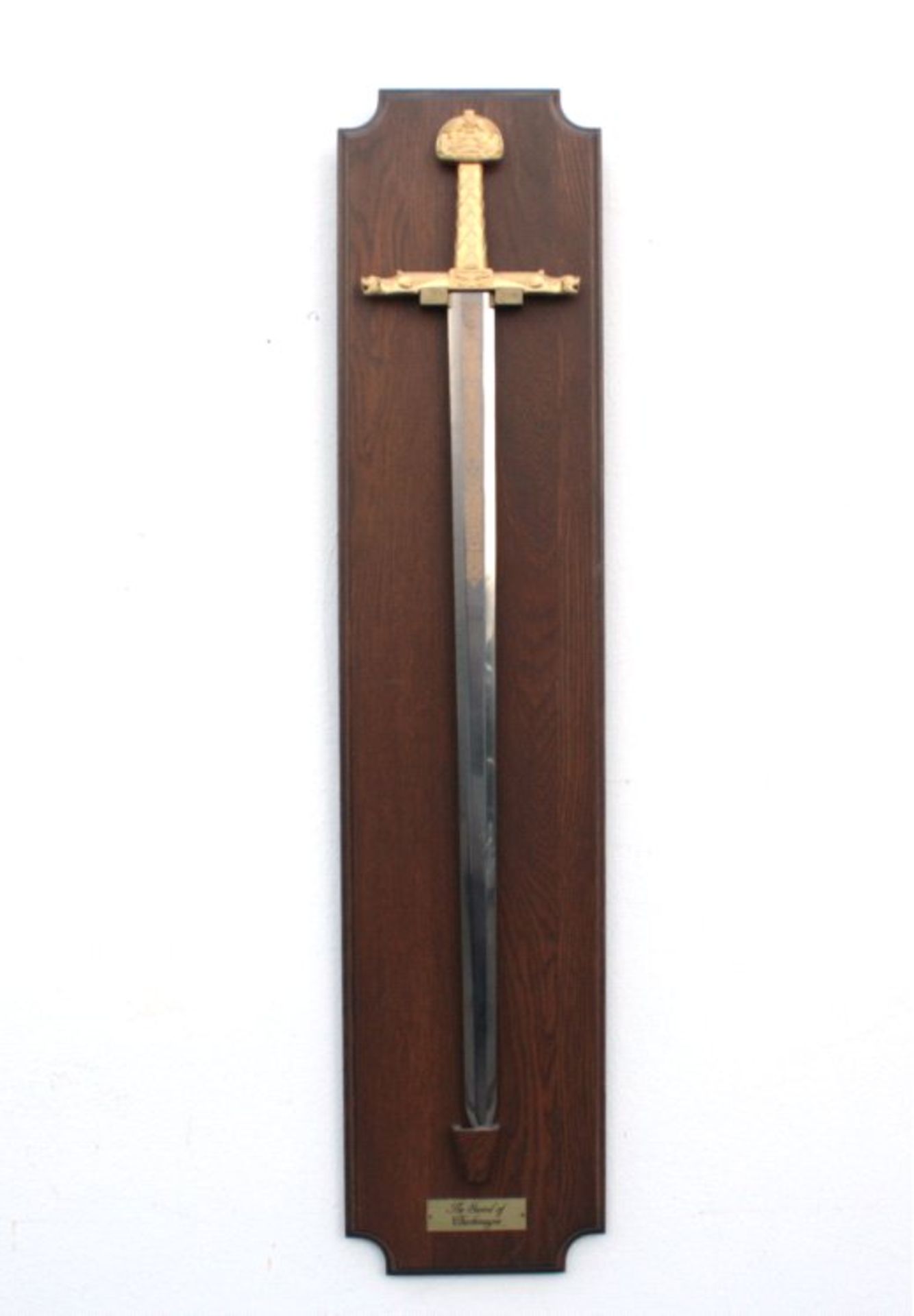 Dekorationsschwert 20. Jh.ca. H-96 cm, auf Eichenplatte montiert, goldverzierteKlinge, Griff
