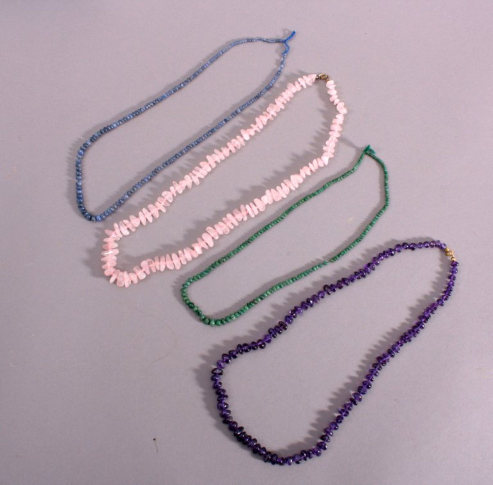 4 Halsketten1x Rosenquarzkette, naturbelassene und polierte Steine,vergoldete Schließe, ca. L-60