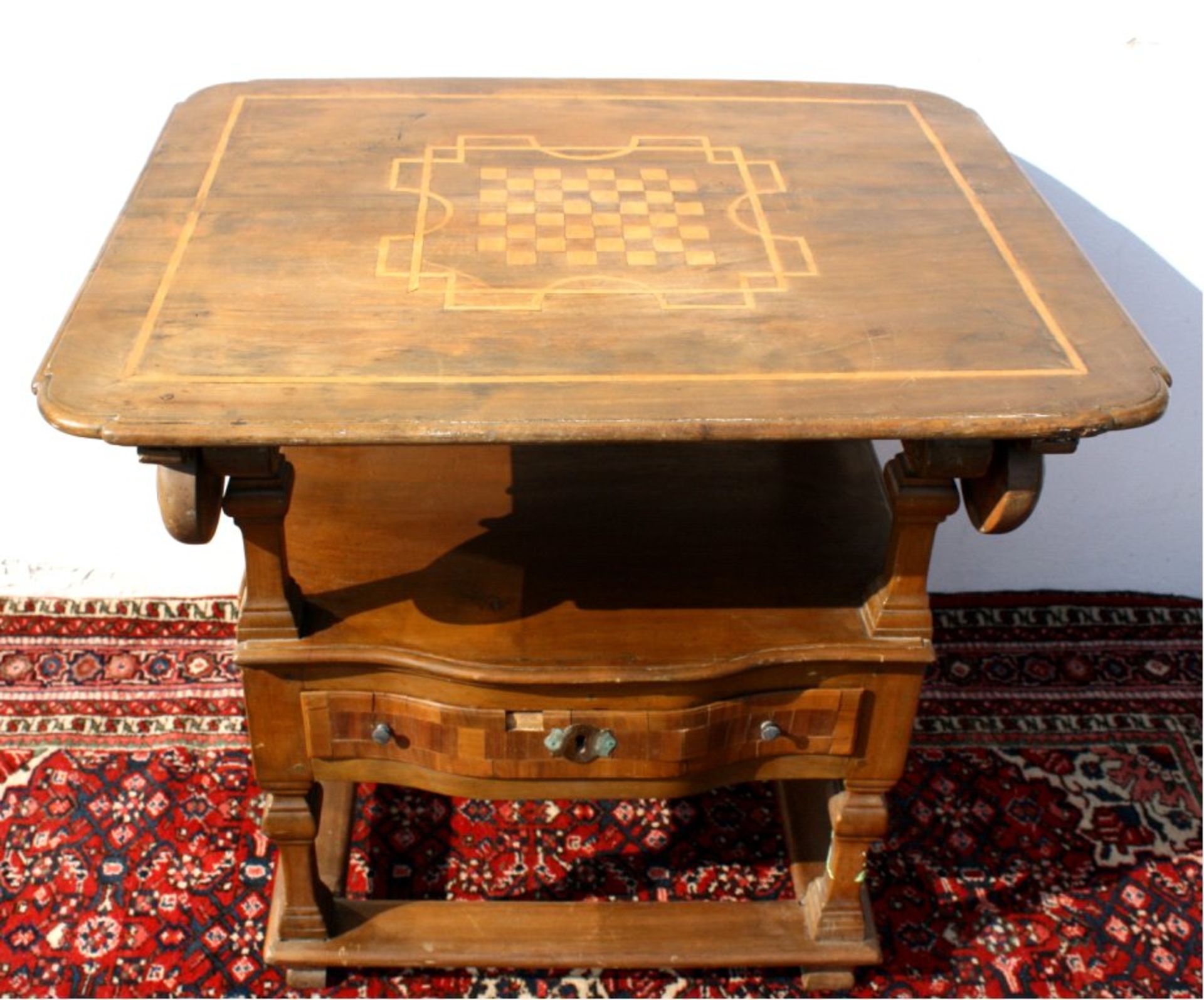 Aussergewöhnlicher Tisch mit Verwandlung zum Stuhl 17/18 Jh.massiv, intarsierter Platte, ist als