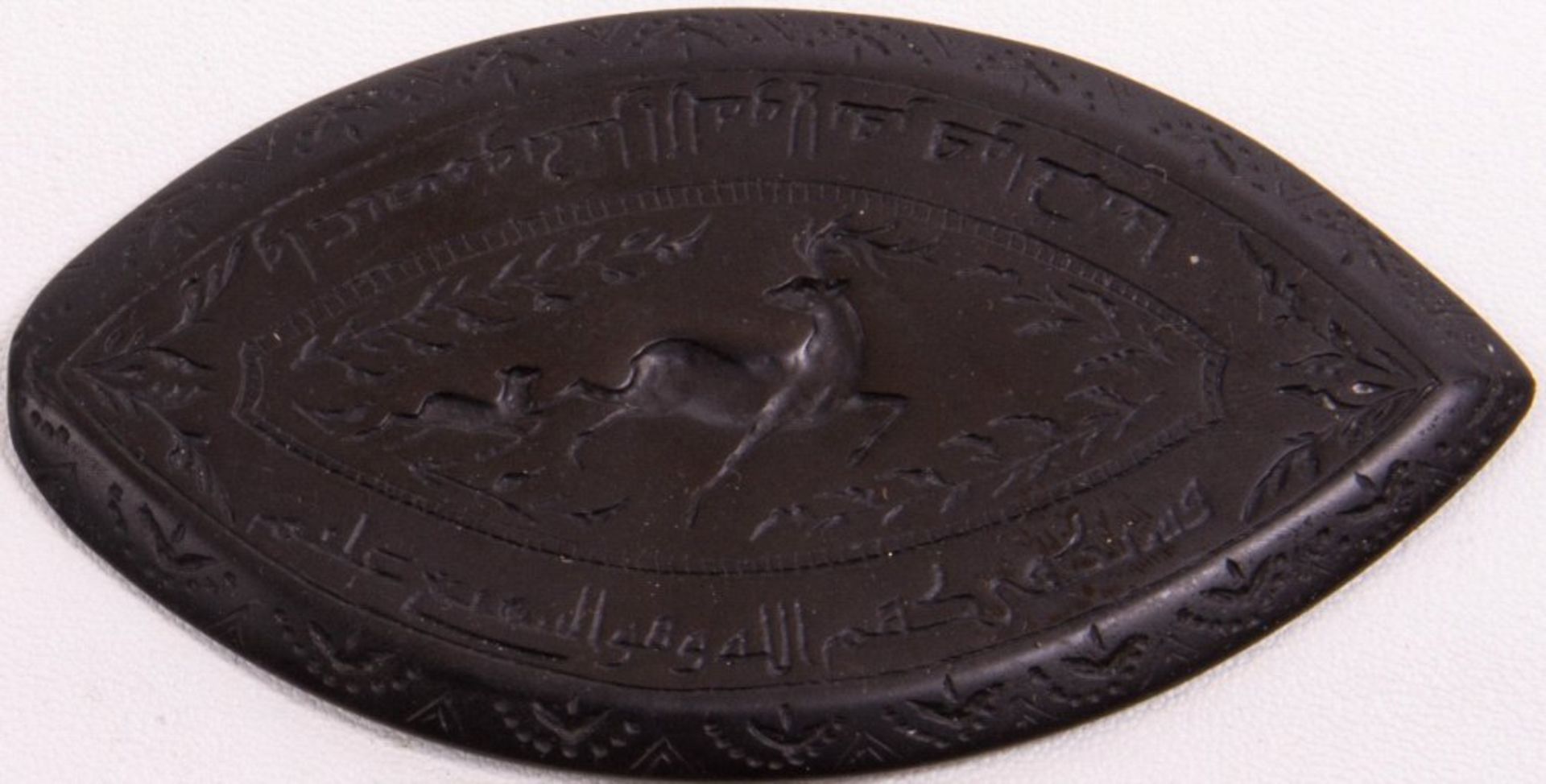 Islamisches Beschützersymbol, Persien 16./17. Jh.ovale Form, Onix, auf der Vorderseite verziert