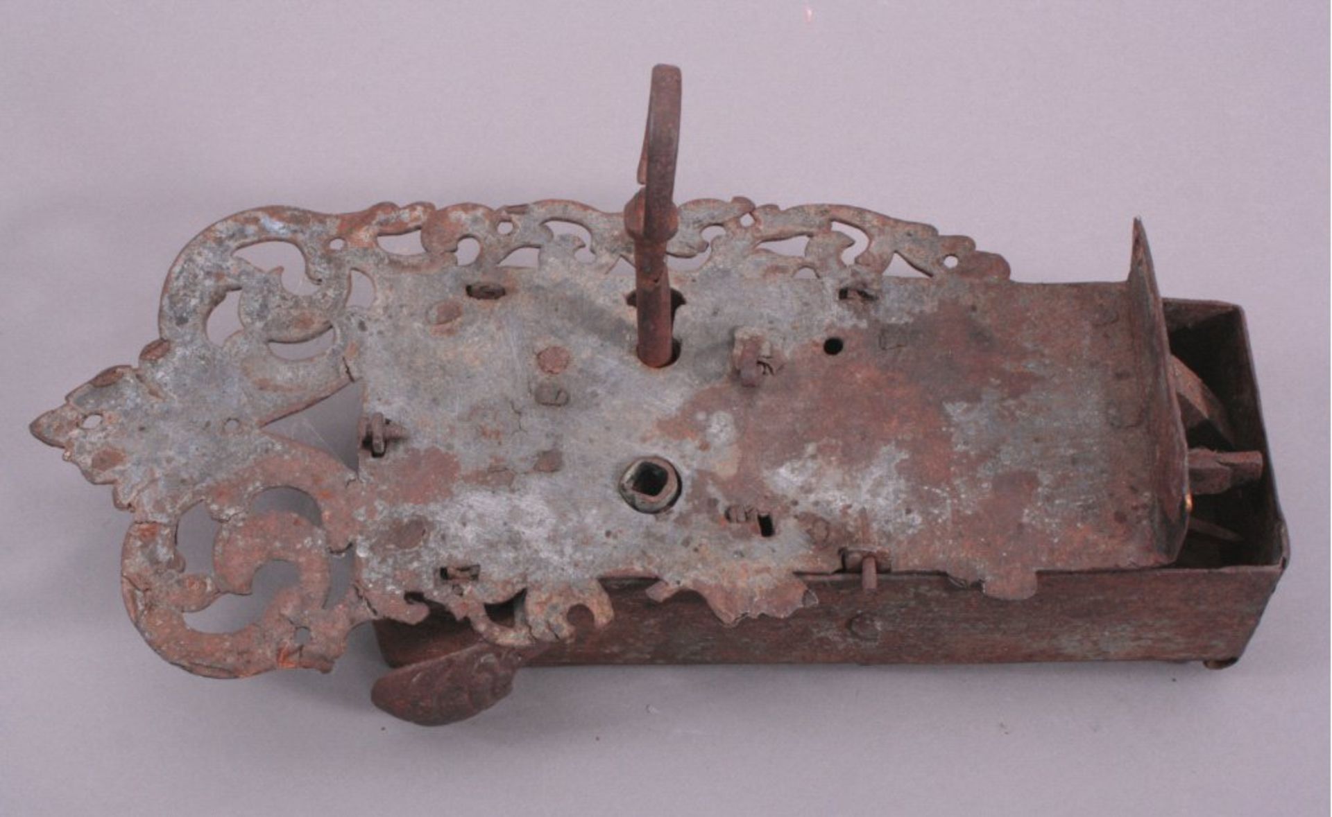 Barockschloss 18. Jh.geschwungene Schmiedearbeit aus Eisen, mit Schlüssel, ca.L-35 cmMindestpreis: