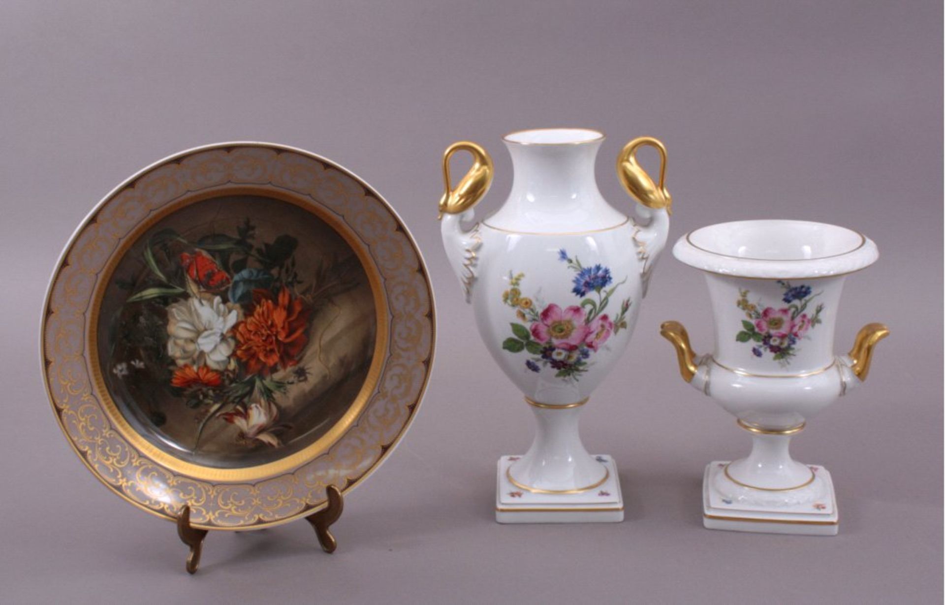 2 Vasen und 1 Teller Kaiser Porzellanpolychrome Bemalung, Goldstaffage, ca. H-25 u. 34 cm, D-