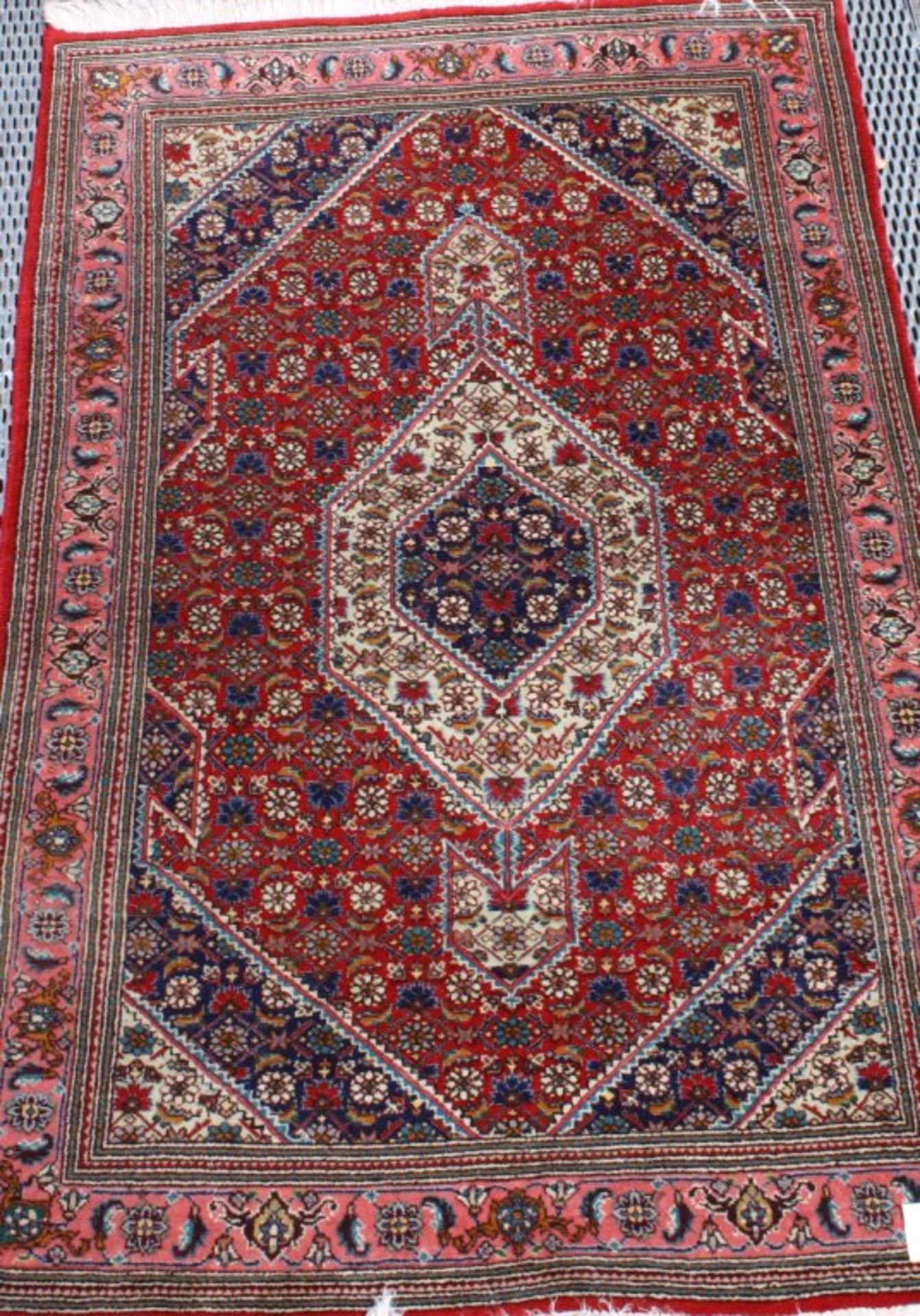 Orientteppich, 2. Hälfte 20. Jh.Korkwolle, feine Knüpfung, rotgrundig, mittiges Medaillon,ca.