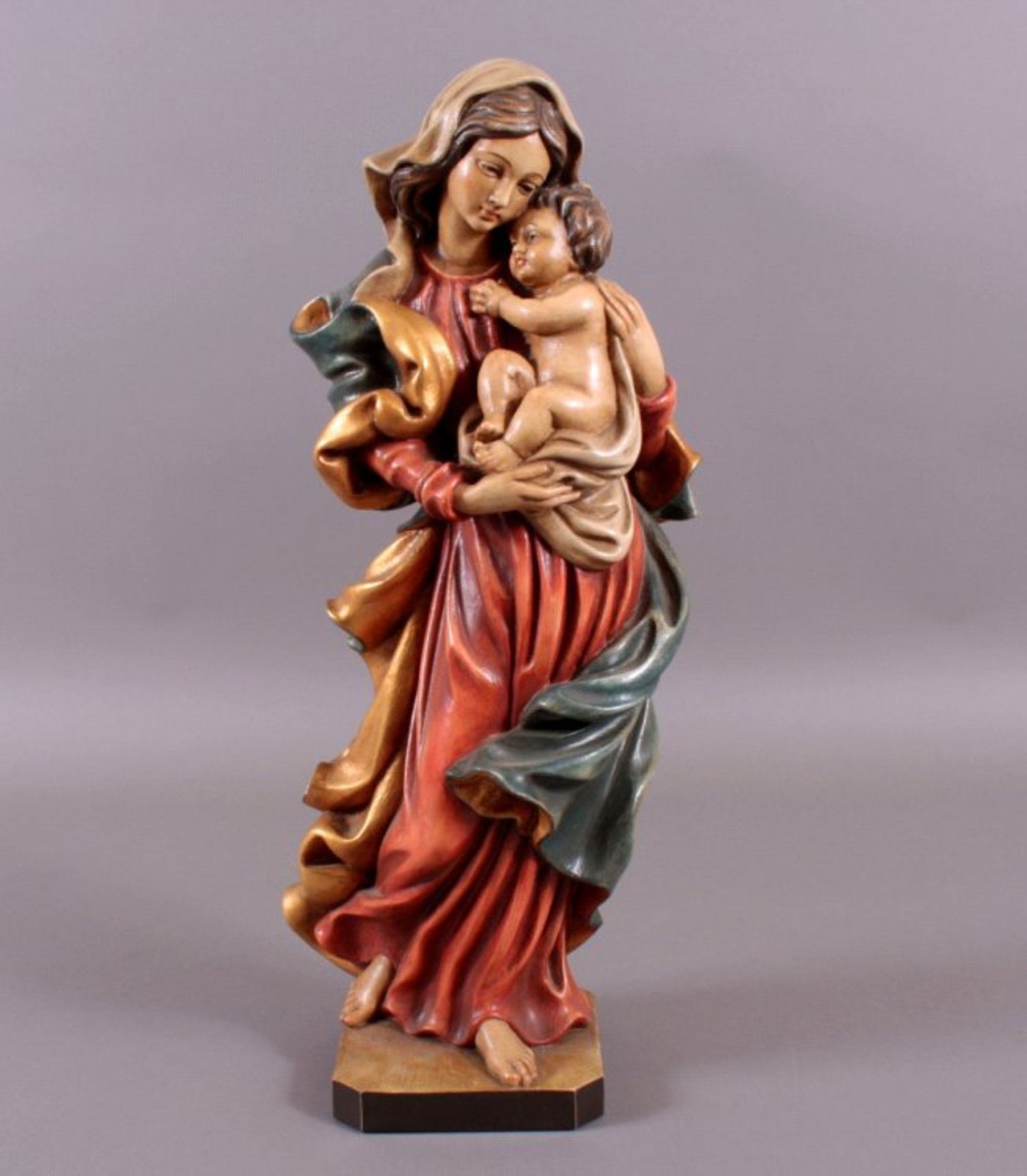 Holz-Skulptur Maria mit Kindplastisch gearbeitete Figur, aus Lindenholz geschnitzt, buntgefasst, ca.