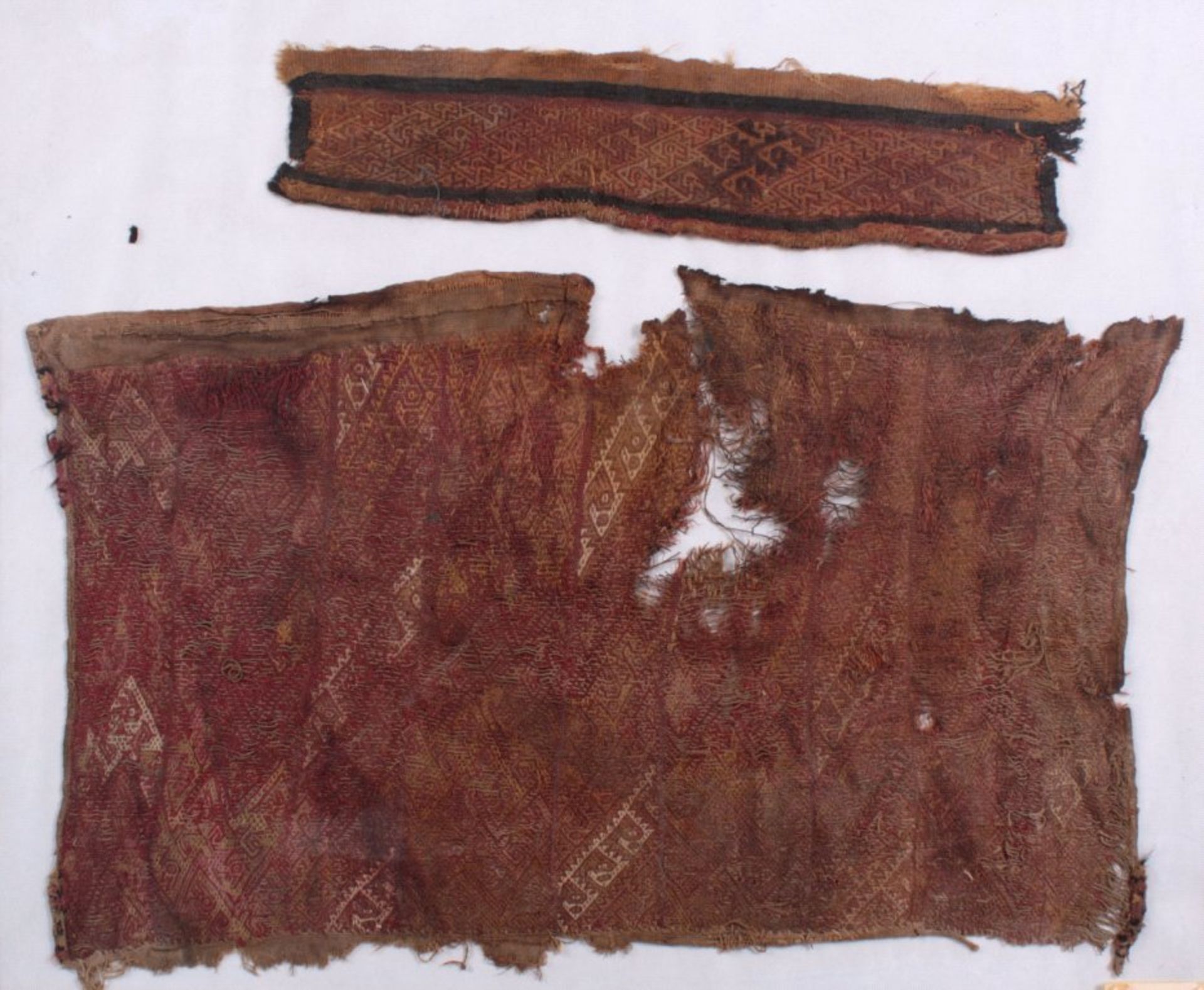 Chancy Kultur Textilfragmente, 1200- 1465 n. Chr.Gobelintechnik, hinter Glas, ca. 49x39 cm

Dieses