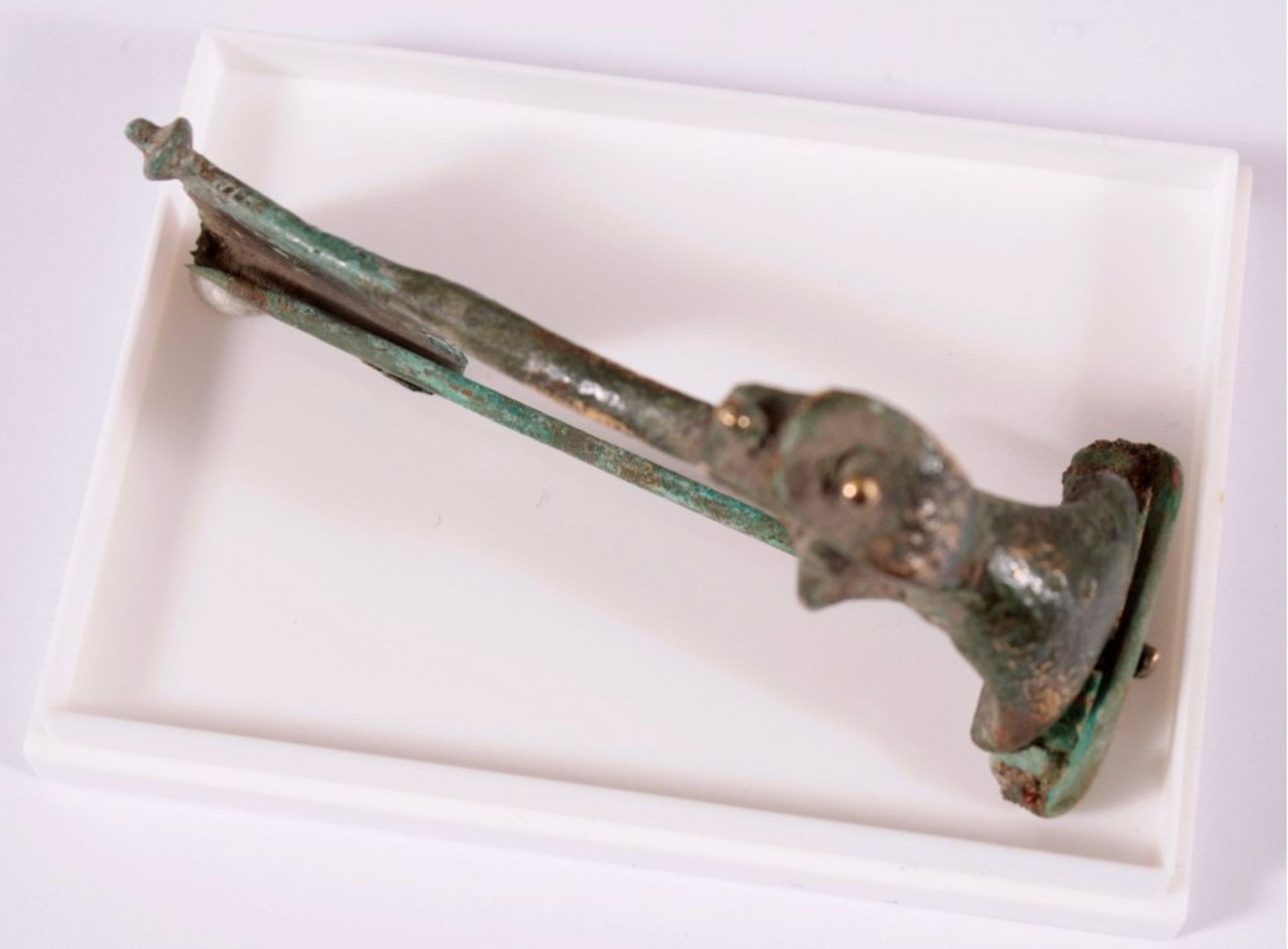 Römische Pannonia Kronenfibel aus Bronzeca. L-7,5 cm

Dieses Los wird in einer online-Auktion ohne