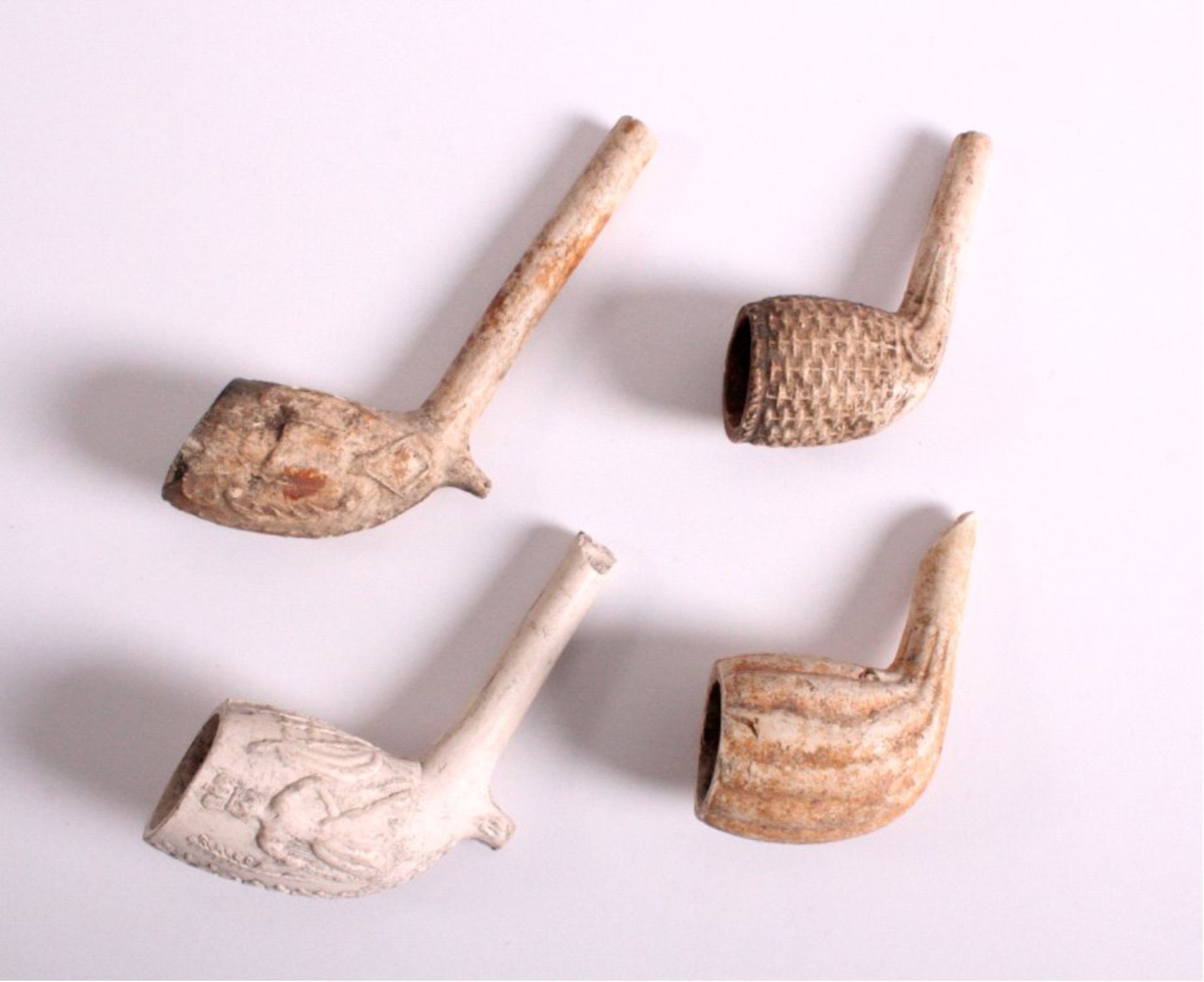4 antike Pfeifenköpfeaus Ton gefertigt, dekoriert mit Rillen und Personen, ca.L-6 und 9 cm

Dieses