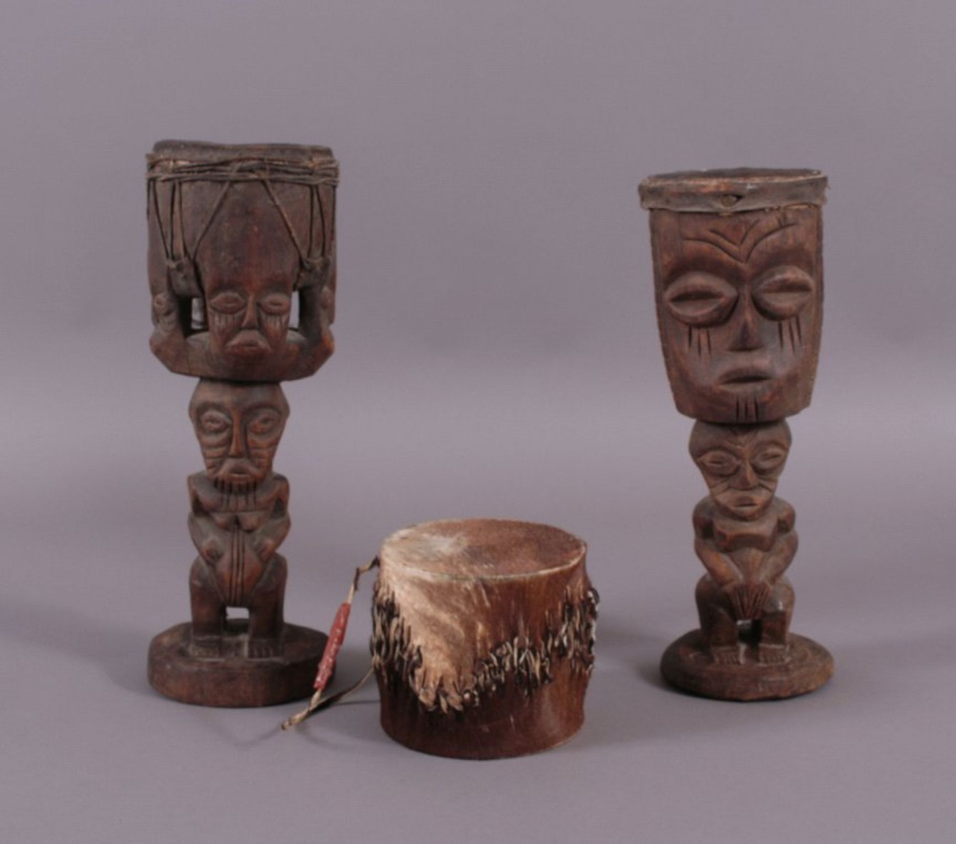 Figürlische Trommeln, Afrika3 Stück. Holz geschnitzt, Unbekannte Stammesarbeiten, kleineTrommel