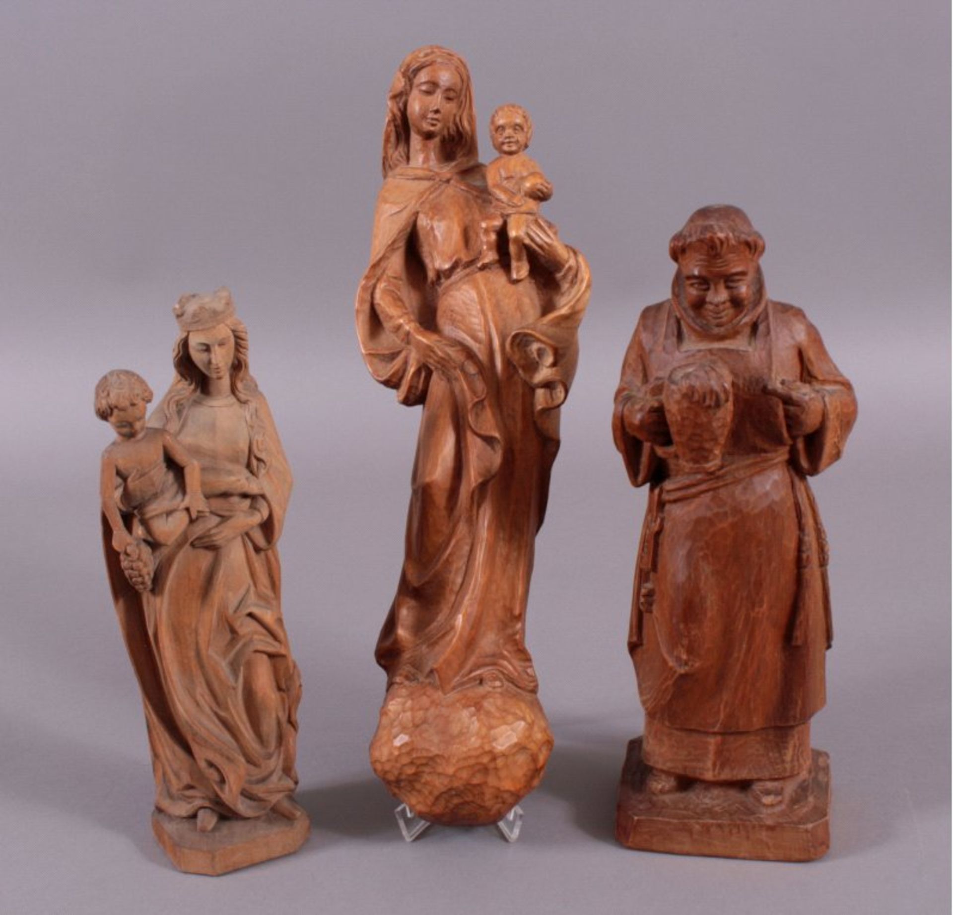 Holz-Skulpturen, 3 Stück2x Maria mit Kind, ca. H-34/50 cm.1x Mönch mit Krug, ca. H-38cm.