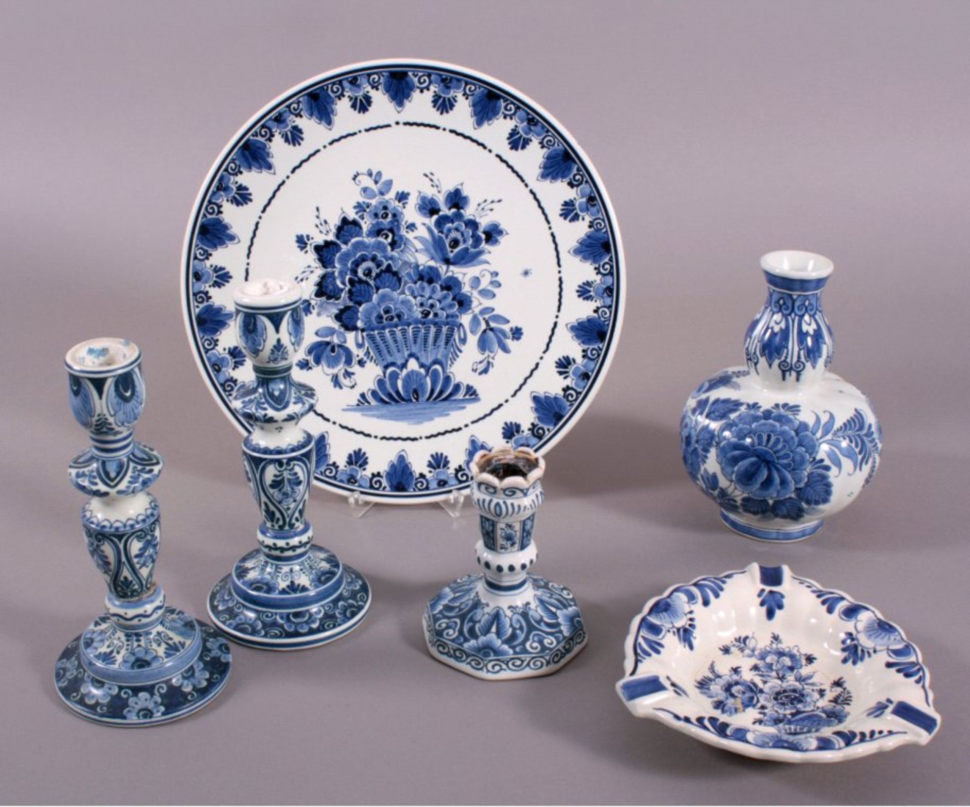 Konvolut Keramik/Porzellan, DelftVerschiedene florale Blaudekore, unterschiedlicheAusführungen.