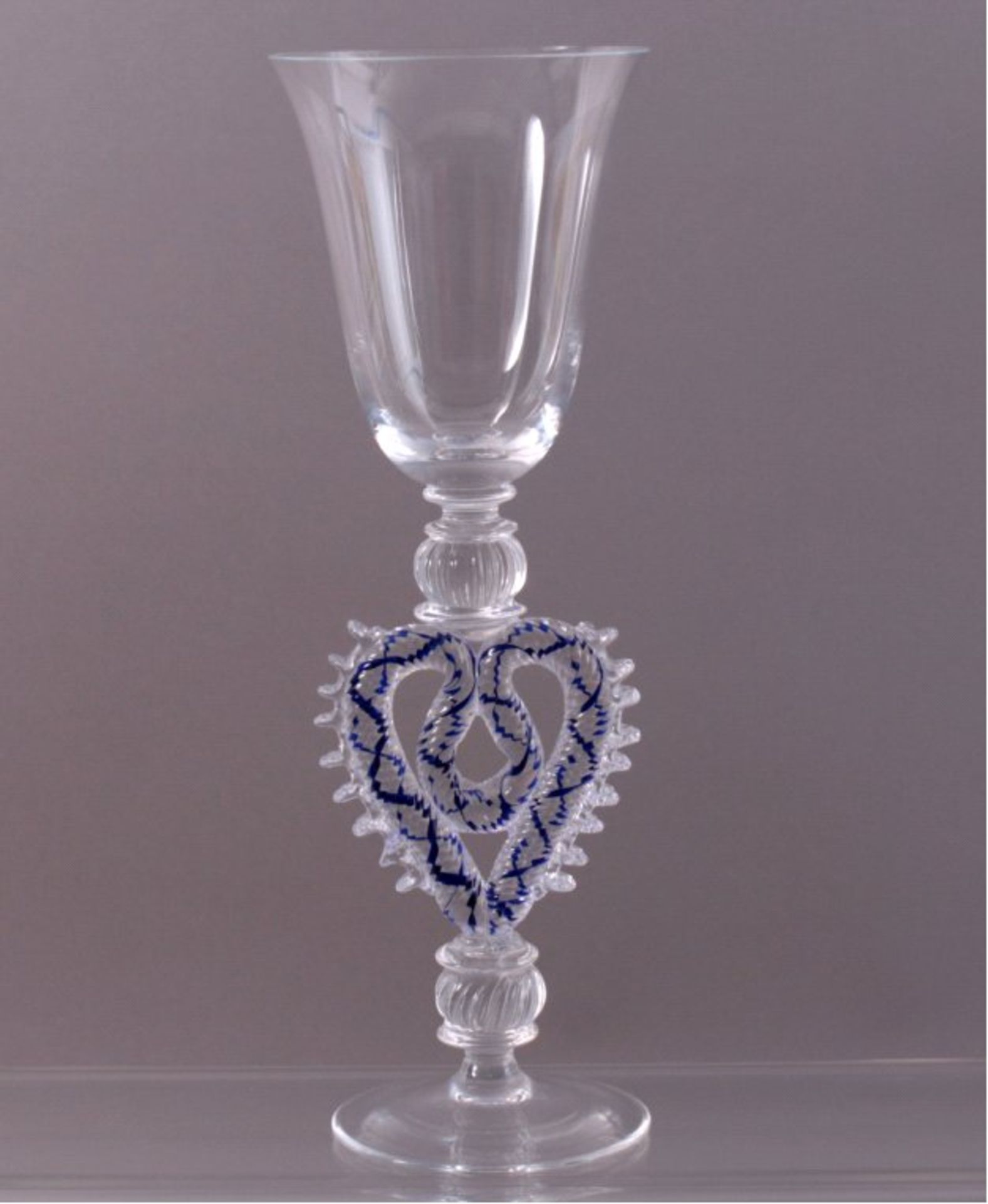 Theresienthal Pokal-StängelglasFarbloses Glas, gedrehter Stengel mit blauem Emaillefaden,ca. 27,7 cm