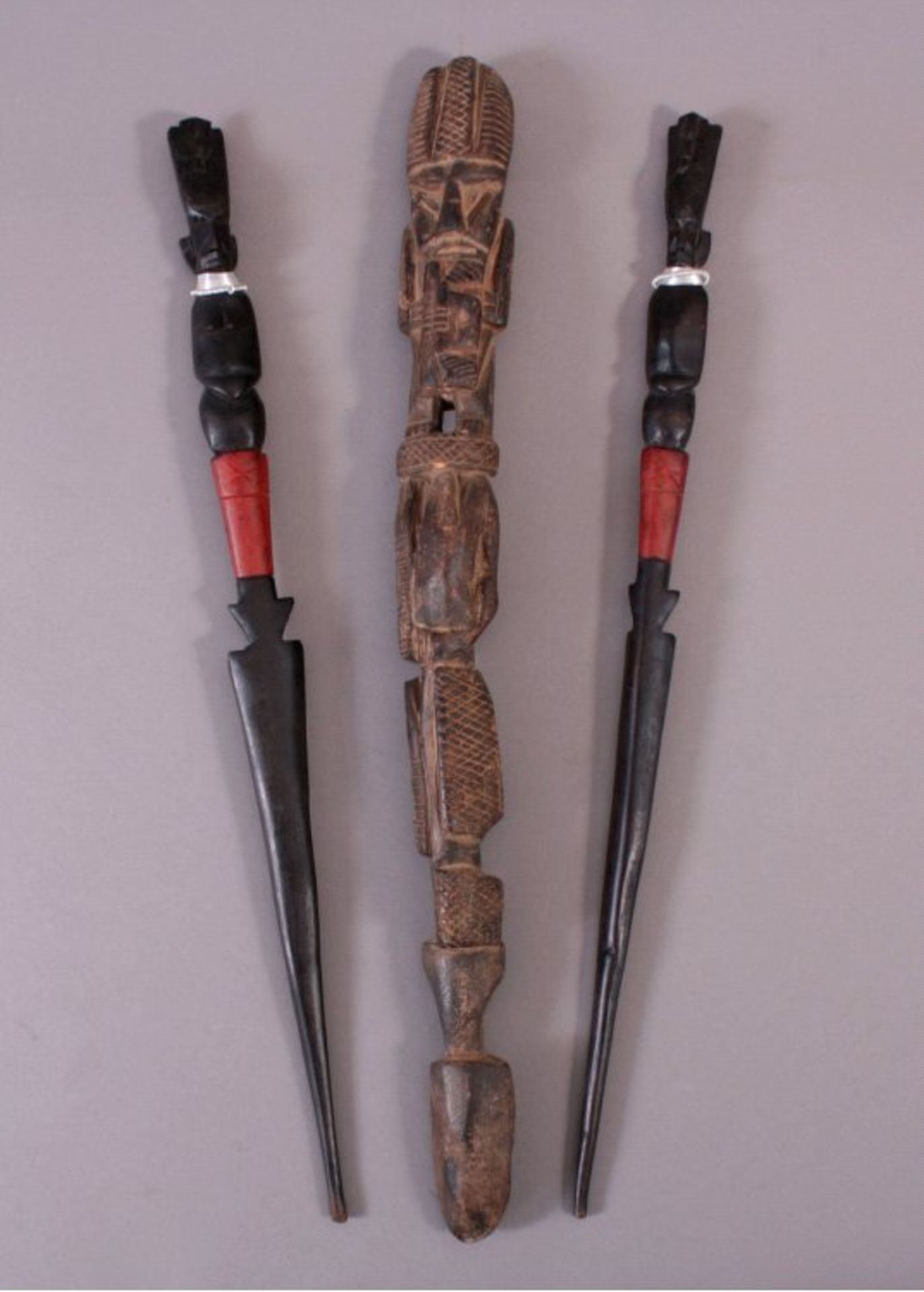 Afrikanische Stäbe, 3 StückHolz. 2x Spitz zulaufender Stab mit stilisierter, Figur alsAbschluß,