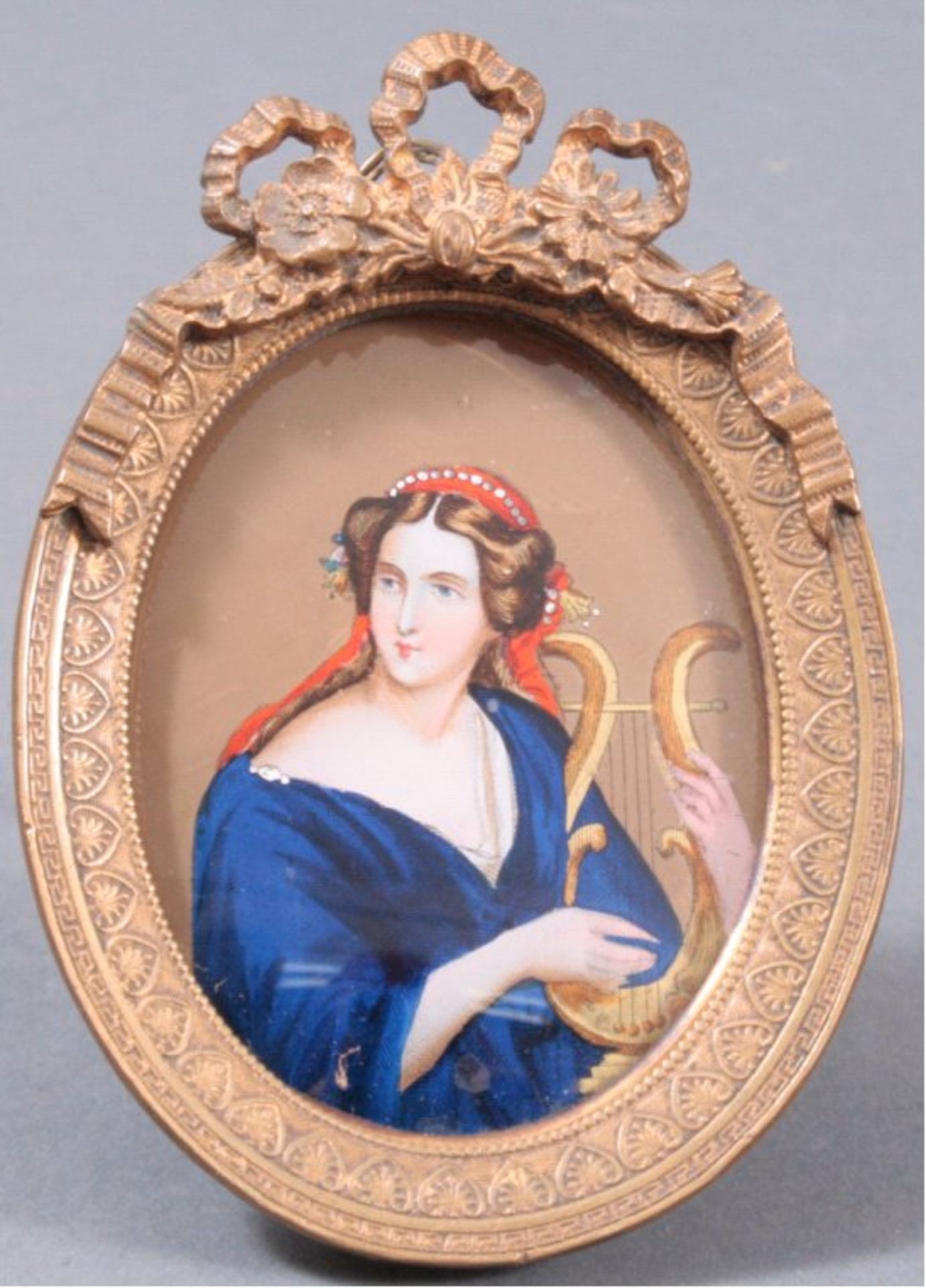 Harfe spielende Dame, hinter Glas-Malerei, 19. Jh.feine Malerei, unsigniert, ovaler Messingrahmen,
