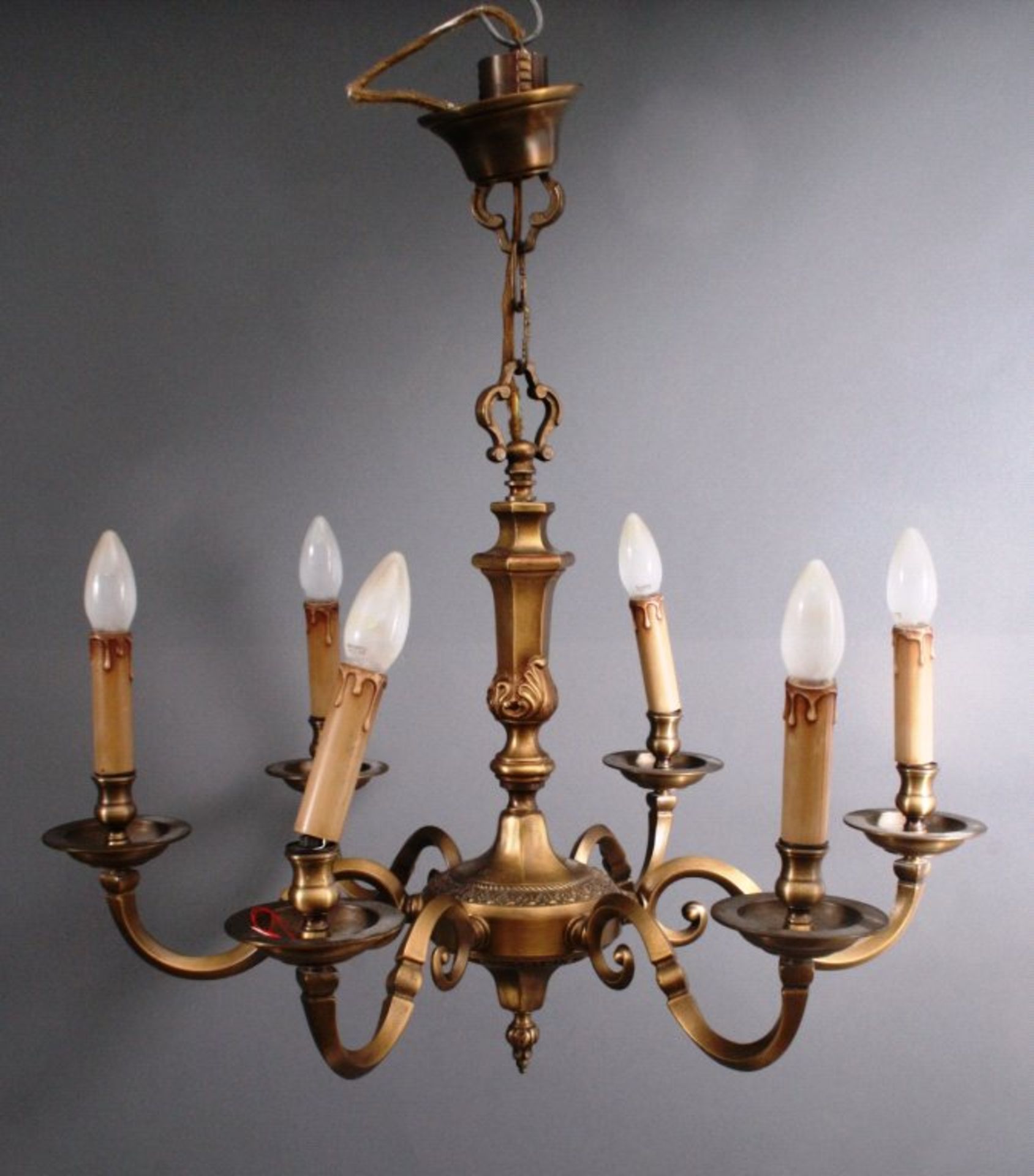 DeckenlampeBronze, 6-flammig

Dieses Los wird in einer online-Auktion ohne Publikum angeboten.