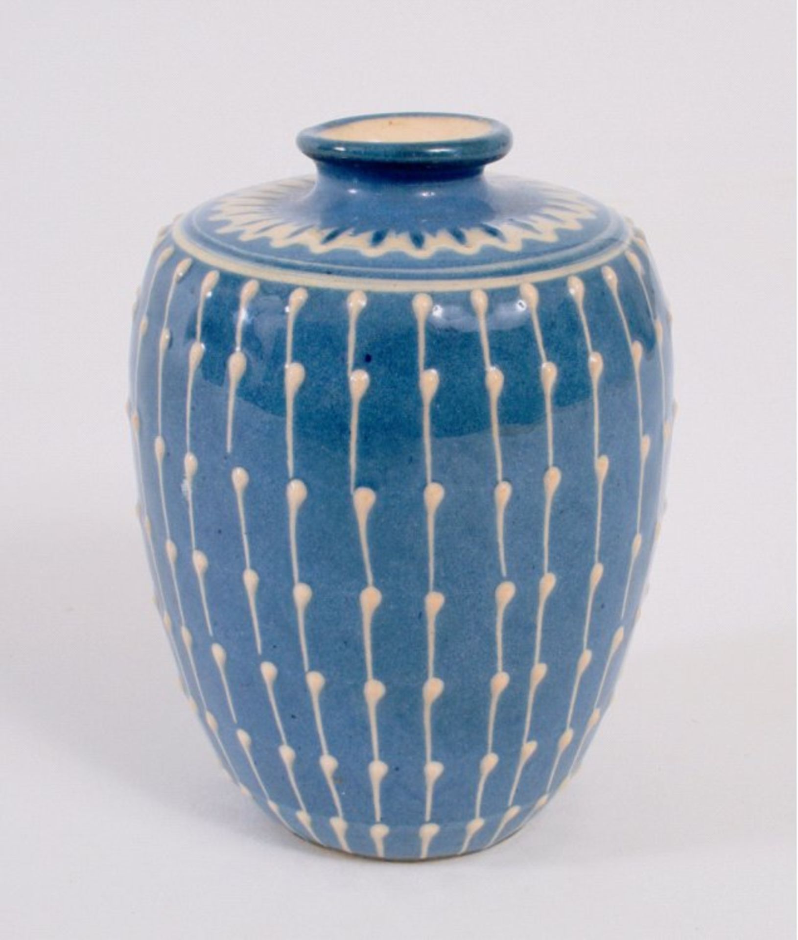 Keramikvase um 1900blaue Glasur mit weißem reliefiertem Dekor, sign., H. ca. 10cm.

Dieses Los