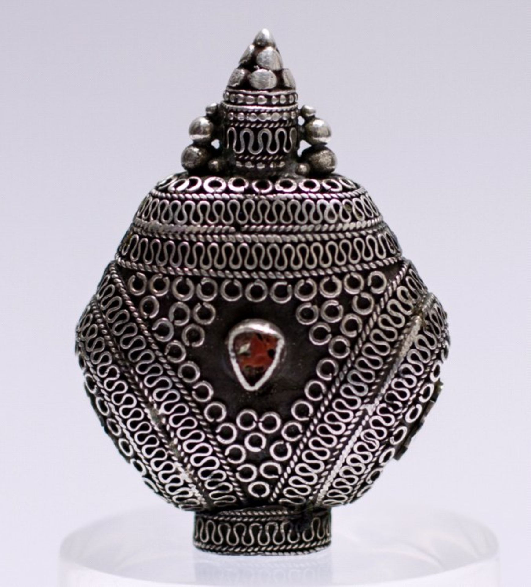 Snuff-Bottle, Mongolai um 1900aus Silber, filigran gefertigt, besetzt mit roter Koralle,drehbare