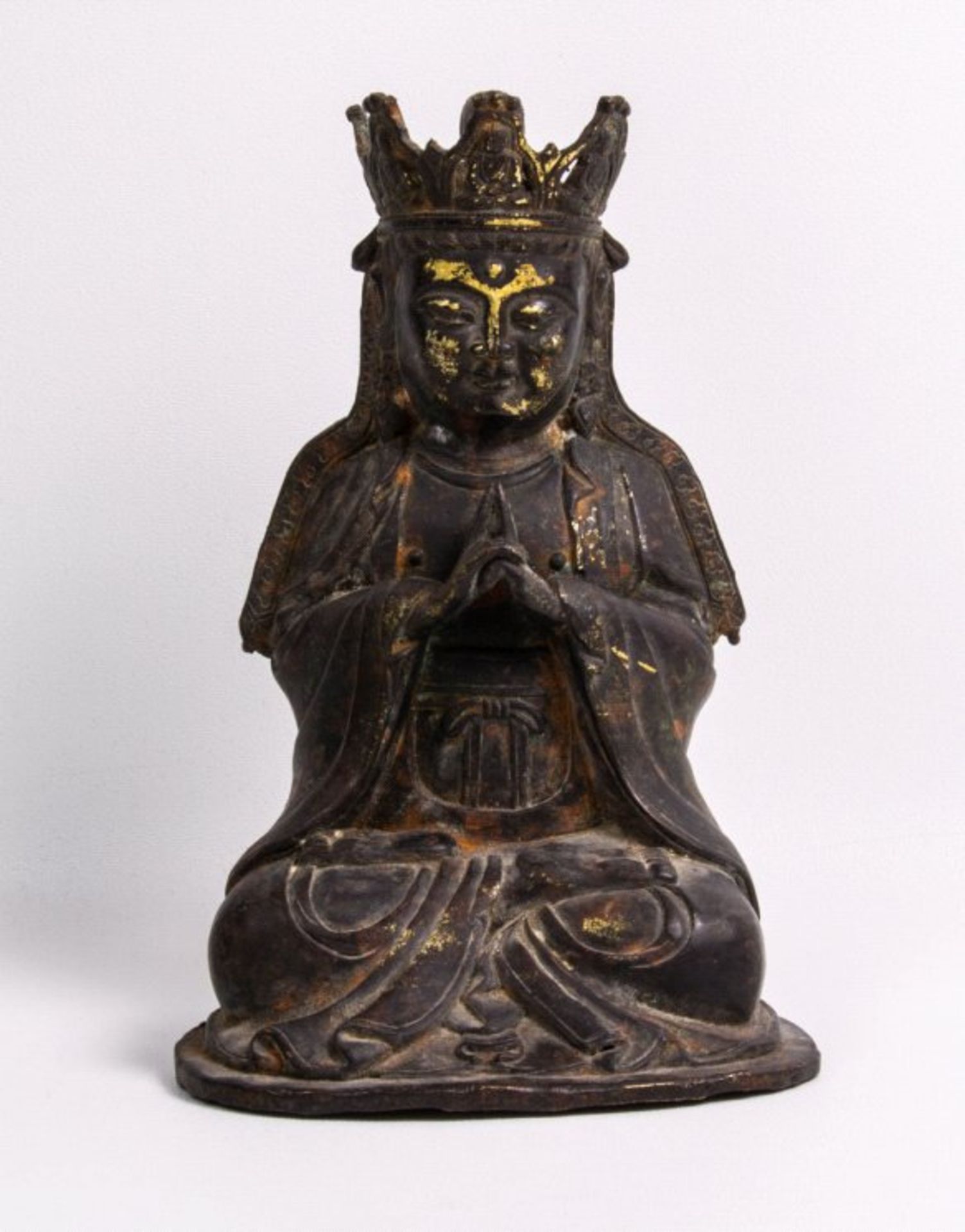Guan Ying, Ming-Dynastie, China um 1520/30Bronze, in Meditationssitz, faltenreiches Gewand, Diadem