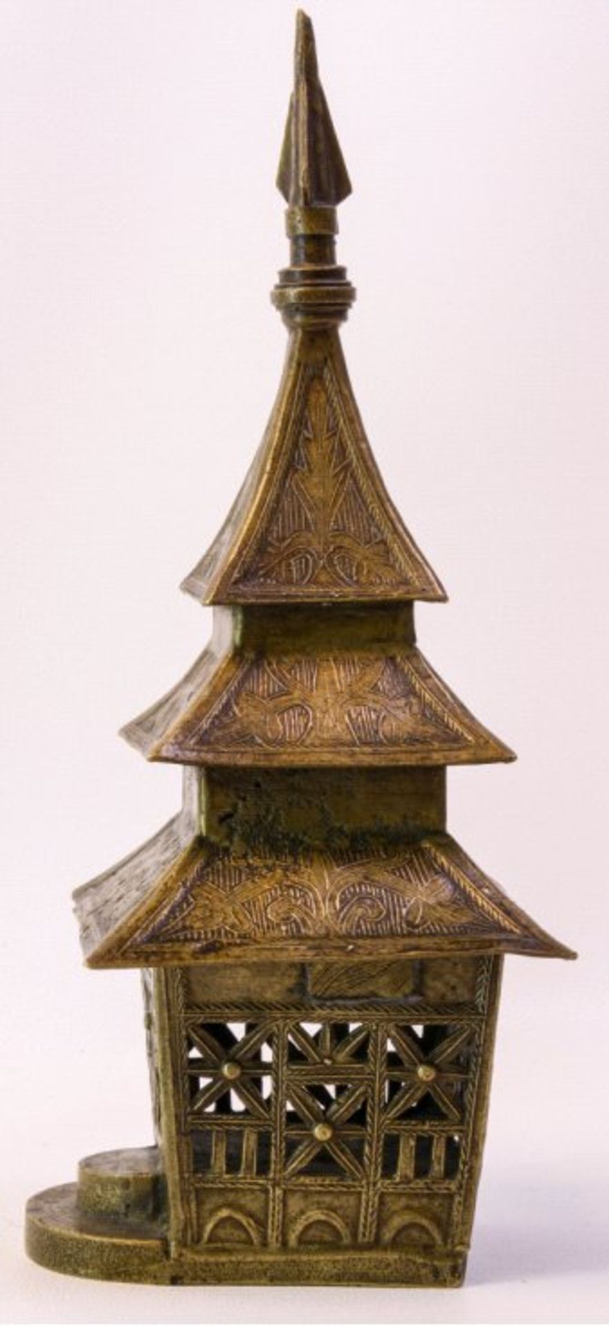 Weihrauchbehälter aus Bronze, Indonesien 19. Jh.In Form einer Pagode, durchbrochen gearbeitet,