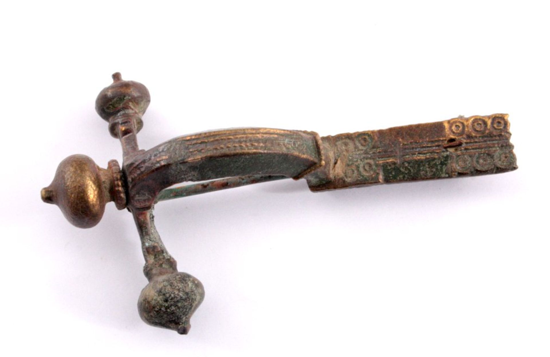 Römische Zwiebelknopf-Fibel aus Bronzereich verziert, ca. L 8 cm, B 4,5 cmMindestpreis: 30 EUR