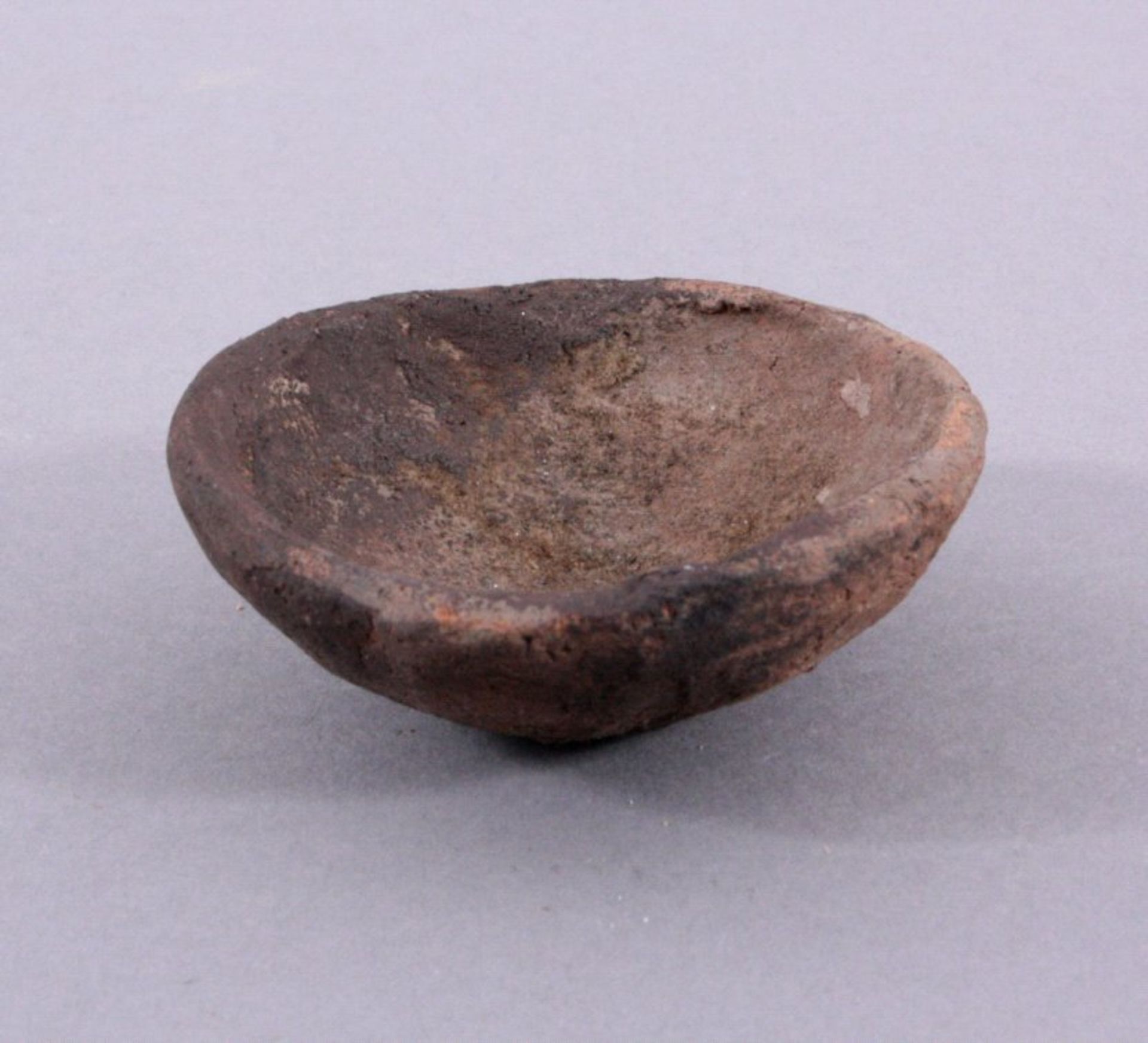 Kleine Schale, Lausitzer Kultur- Bronzezeit, 900-500 v. Chr.aus dunkelbraunem rauem Ton, ca. D-6 cm,