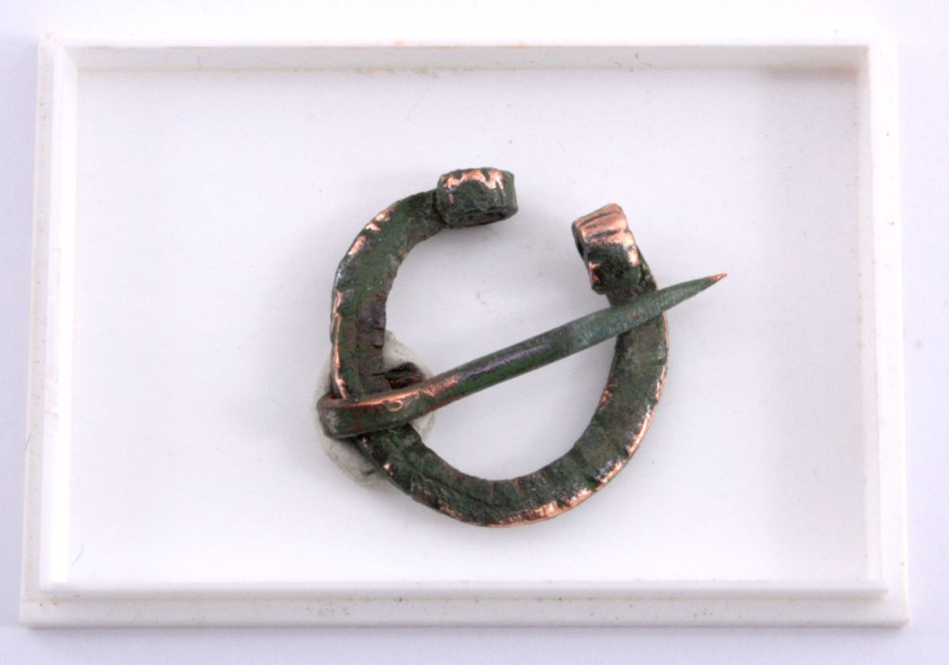 Römische Omega-Fibel aus Bronzemit verziertem Rand, ca. D 2,5 cmMindestpreis: 10 EUR