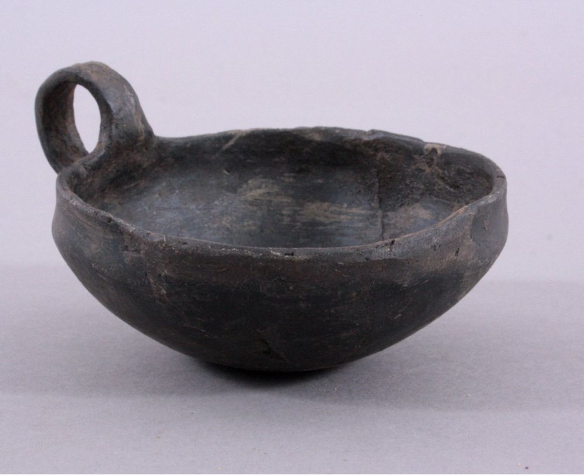 Omphalosschale, Lausitzer Kultur. Bronzezeit, 900-500 v.Chr.mit schmalem Bandhenkel, aus - Bild 2 aus 2