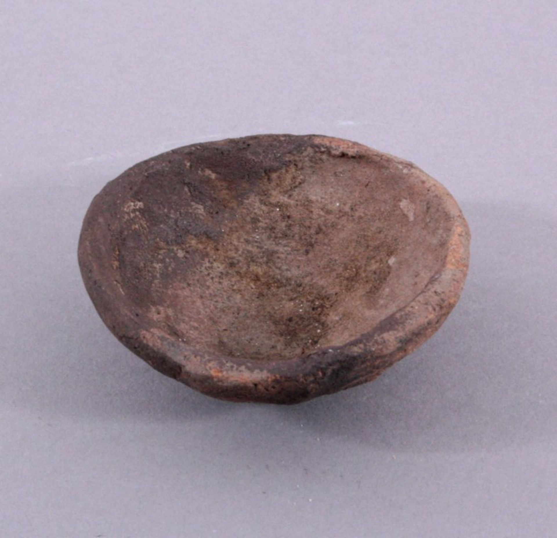 Kleine Schale, Lausitzer Kultur- Bronzezeit, 900-500 v. Chr.aus dunkelbraunem rauem Ton, ca. D-6 cm, - Bild 2 aus 2