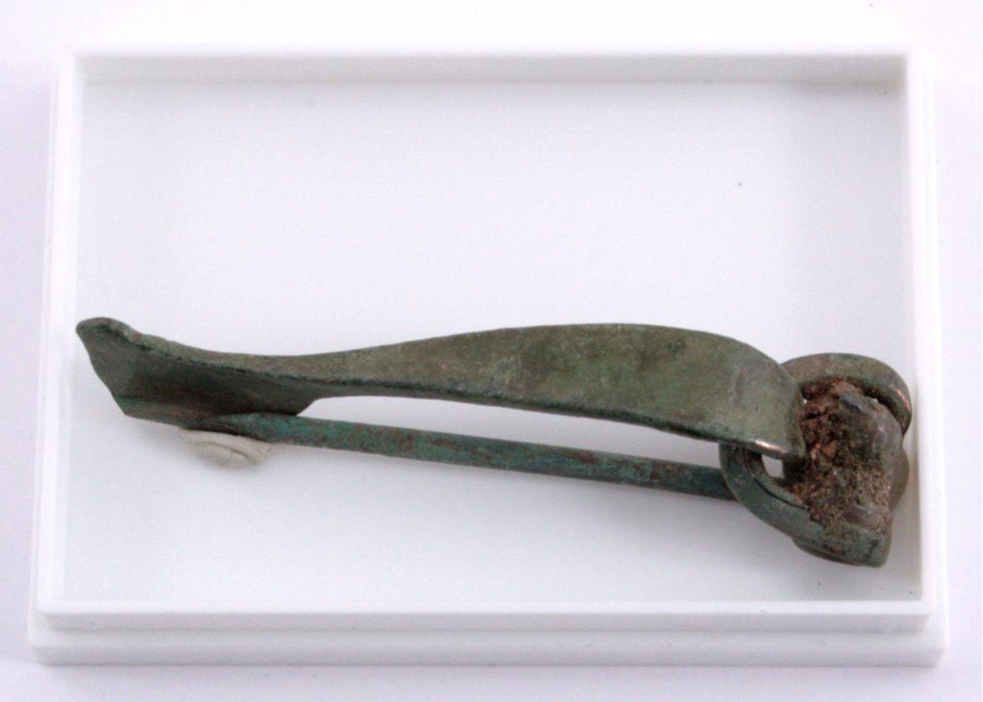 Keltische Breitbogen-Fibel aus Bronzeca. L 5 cmMindestpreis: 20 EUR