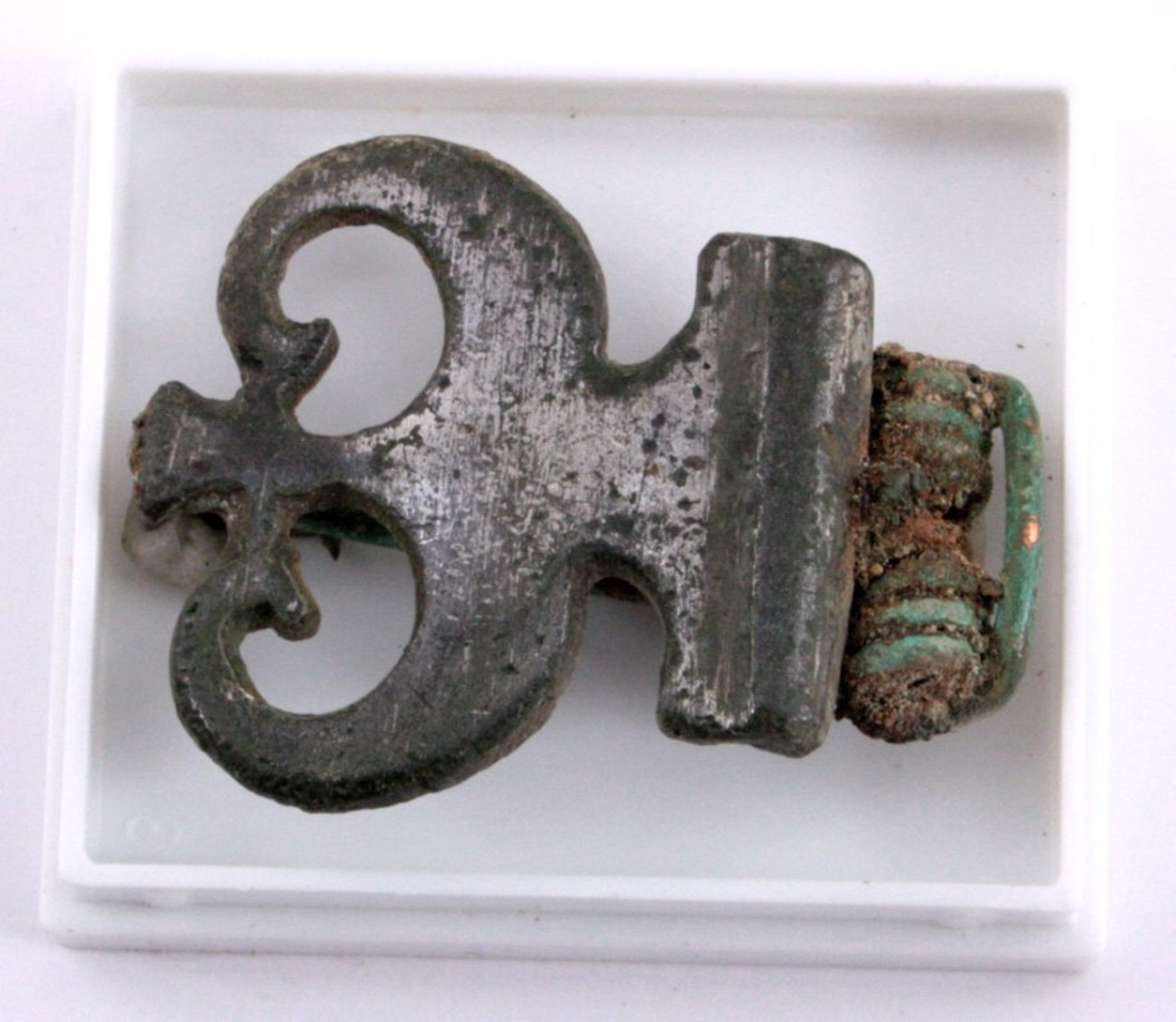 Römische Fibel mit versilberter Platteca. L 3,5 cmMindestpreis: 20 EUR