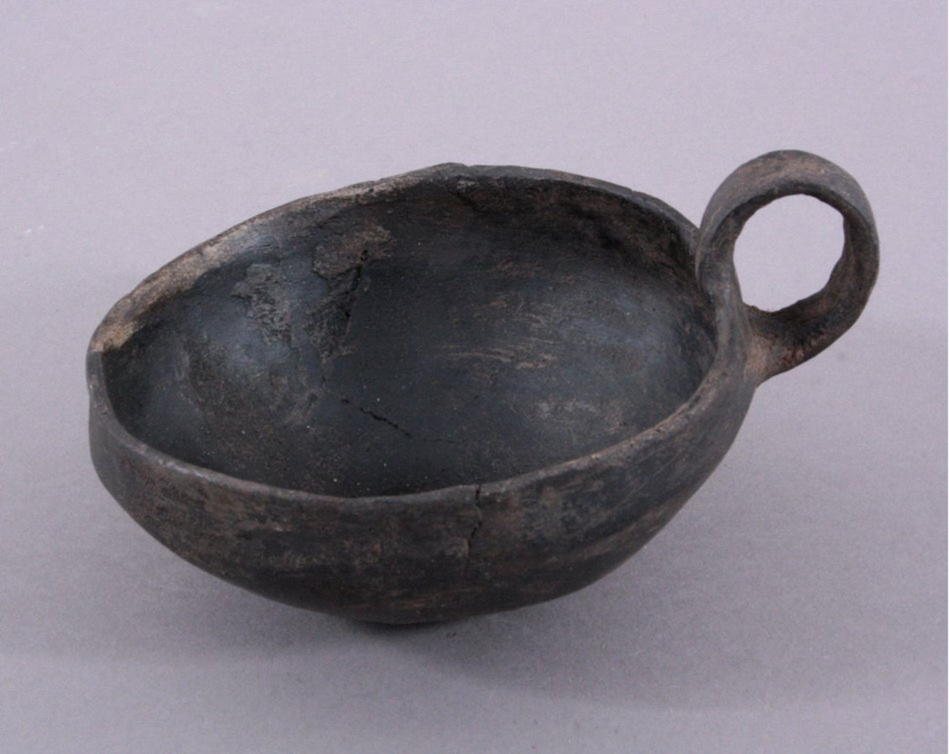 Omphalosschale, Lausitzer Kultur. Bronzezeit, 900-500 v.Chr.mit schmalem Bandhenkel, aus