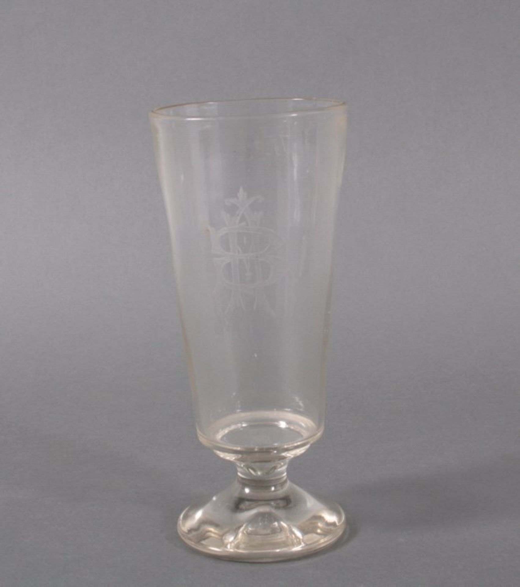 Biedermeier-GlasKlarglas mit Lufteinschlüssen, runde nach unten verjüngendeForm auf breitem Stand,