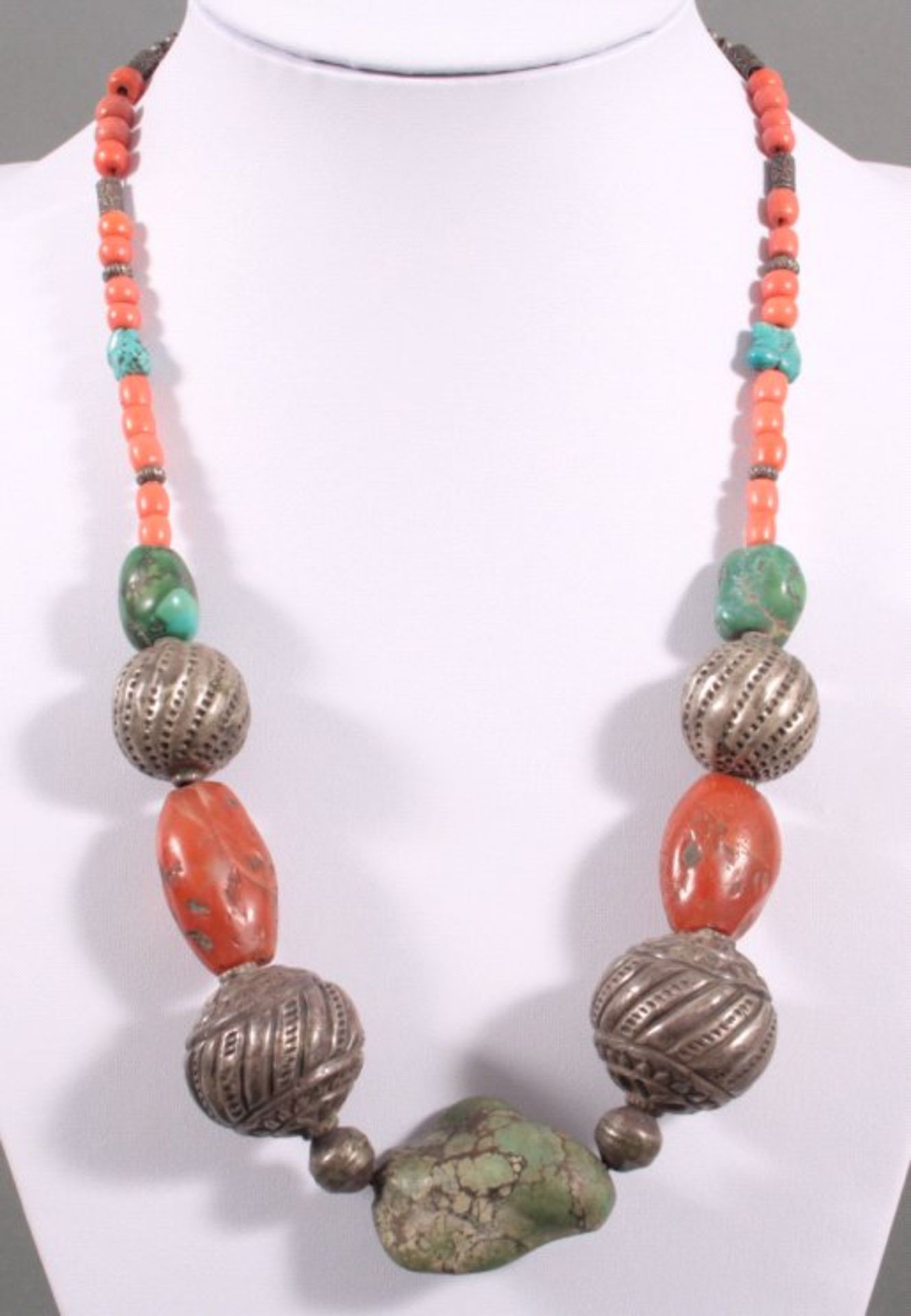 Tibetanische Halsketten 19. Jh.Kette zusammengesetzt aus 4 Silberkugeln,Naturkarneolsteinen (