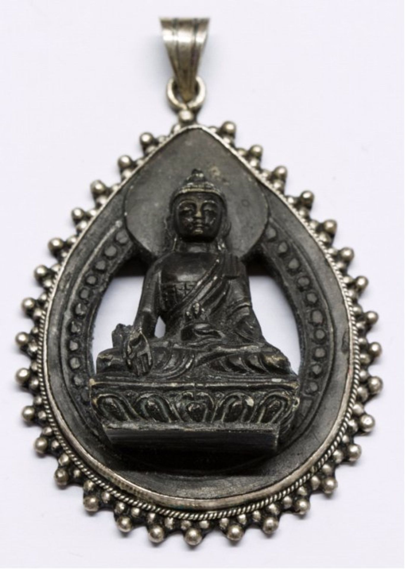 Amulett, TibetFassung aus Sterlingsilber, geschnitzter Buddha aus Steinauf Lotosthron sitzend in