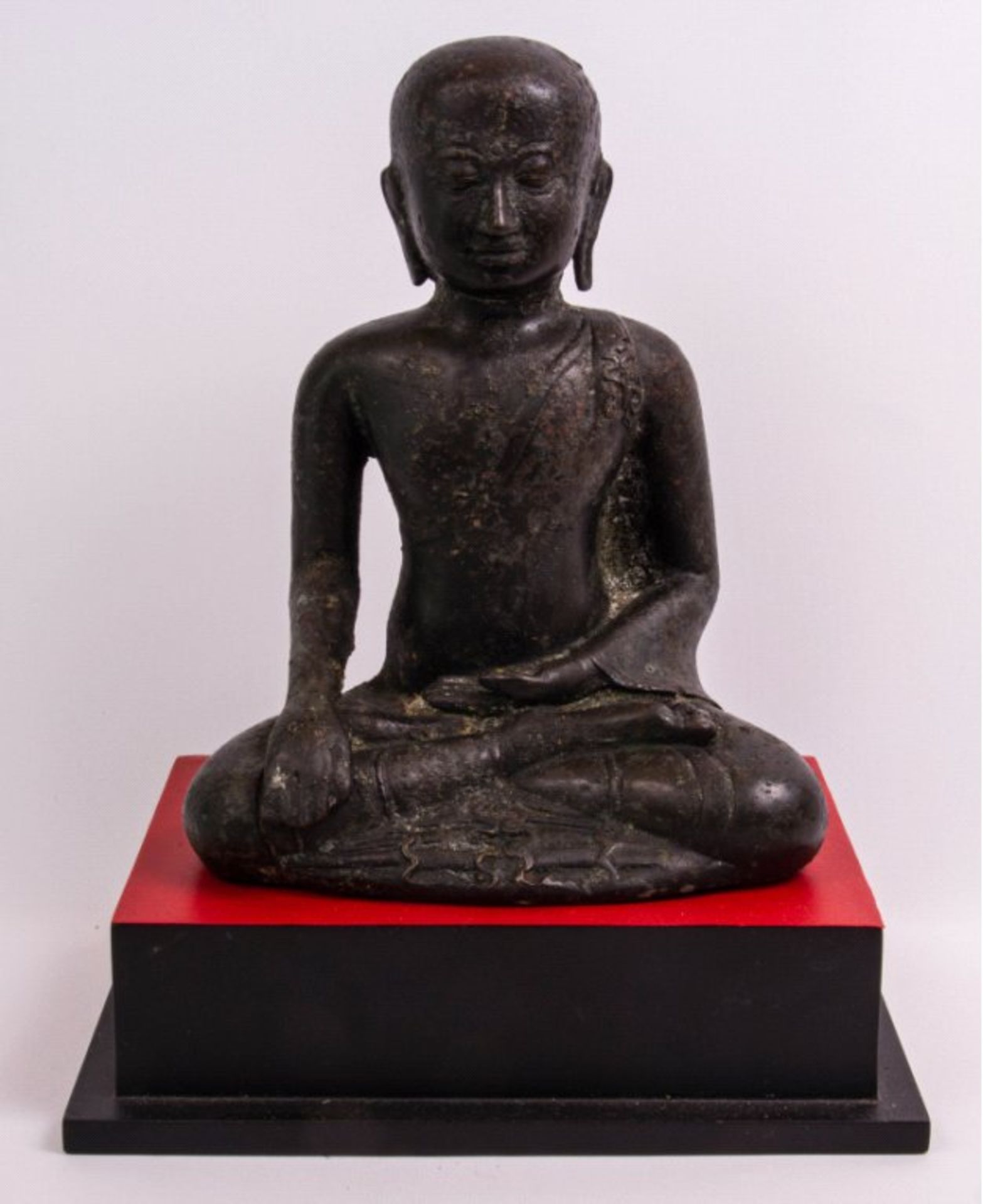 Buddha 17./18.Jahrhundert, wohl Thailand oder Burma,in Erdberührungs- und Musegeste im Lotussitz,