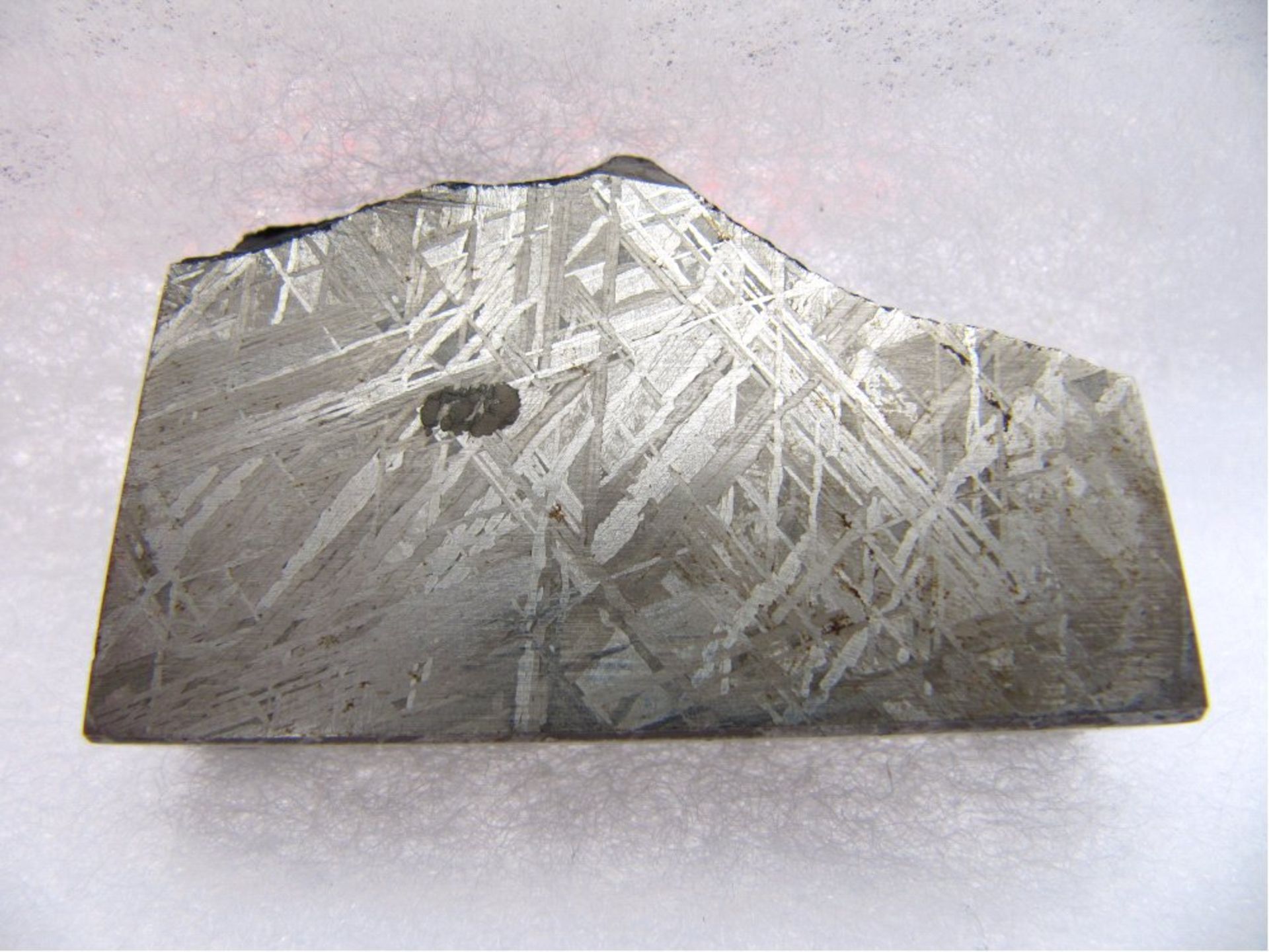 Meteorit MuonionalustaGewicht 142,3 gEntdeckt 1906 SchwedenOctahedritZusammensetzung: 8.42 % Ni, 2.