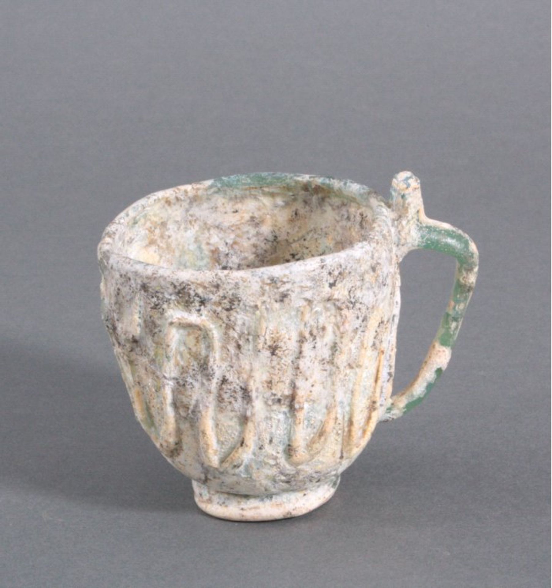 Henkeltasse, römisch östlicher Mittelmeerraum 3.-4.Jh.n.Chr.Grünliches Glas. Glockenförmiger