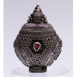 Snuff-Bottle, Mongolai um 1900aus Silber, filigran gefertigt, besetzt mit roter Koralle,drehbare